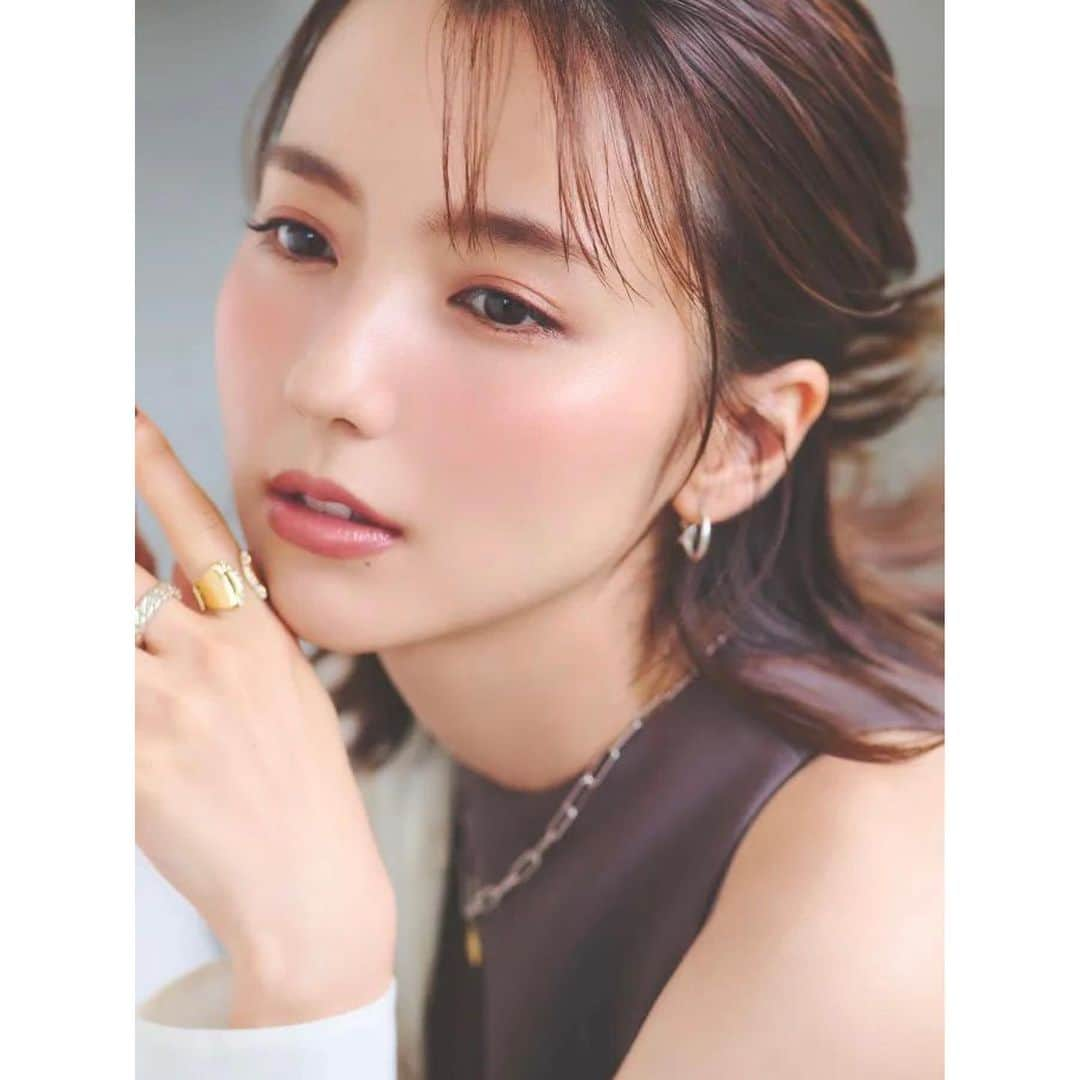 真野恵里菜さんのインスタグラム写真 - (真野恵里菜Instagram)「久しぶりに！！ CLASSY.ONLINEに登場してます🫧 Sサイズコーデとメイク企画を ちょっと前にたくさん撮影してきました🌻 . . 早速公開された記事は抜け感メイク特集！ 1枚目と2枚目はチーク編で 3枚目はアイメイク編です🫧 詳しくはCLASSY.ONLINEのページをチェックしてみてください🤗 . . 久しぶりに可愛い洋服や いろいろなヘアメイクをしてもらえて楽しかった🤍 自分でもいろいろヘアアレンジできるようになりたい🥹 #メイク #アイメイク #抜け感メイク #classymagazine」8月5日 23時35分 - erinamano_official