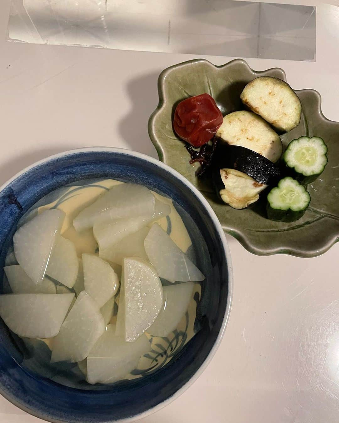 奥山春香さんのインスタグラム写真 - (奥山春香Instagram)「ファスティングレポ🐒  食べるのがいちばん幸せなわたしにとってはとんでもない挑戦でしたが 妊娠中に激太りして基礎代謝もめっちゃおちて 産後すぐ戻ると思ってたら全く戻らず すごいむくみやすい体質になったりと 自分の体質が変わりすぎてショック受けてました でもこのままじゃ🐖になると思って踏み切りました  今回は48時間ファスティングで準備食と回復食をいれて4日間やりました  1日目 朝 酵素ドリンク 昼 玄米おにぎりとサラダとフルーツ 夜 酵素ドリンク 2日目 朝昼晩 酵素ドリンク 3日目 朝昼 酵素ドリンク 夜 すっきり大根と自家製ぬか漬け 4日目 朝 お味噌汁とお粥少量とりんご 昼 すっきり大根の残り 夜 お味噌汁と梅干し  4日間でマイナス4キロとむくみが消えて気分と身体がすごいすっきり 頑張った自分に自信が持てたし 身体は食べ物からできてるから、出来るだけ無添加使って手作りのキャパを増やそうと思いました あと息子に近所のラーメン屋さんよりもままのごはんが好きって言ってもらえるようになるという目標もできました👩🏻‍🍳  ファスティング中は食べれないのがちょっと辛かったけど それで食にももっと目覚めたし 部屋の掃除が捗ってとても良い時間でした🧹👶❤️  またリセットみたいな感じでやりたいと思います」8月5日 23時38分 - corvetteharuka