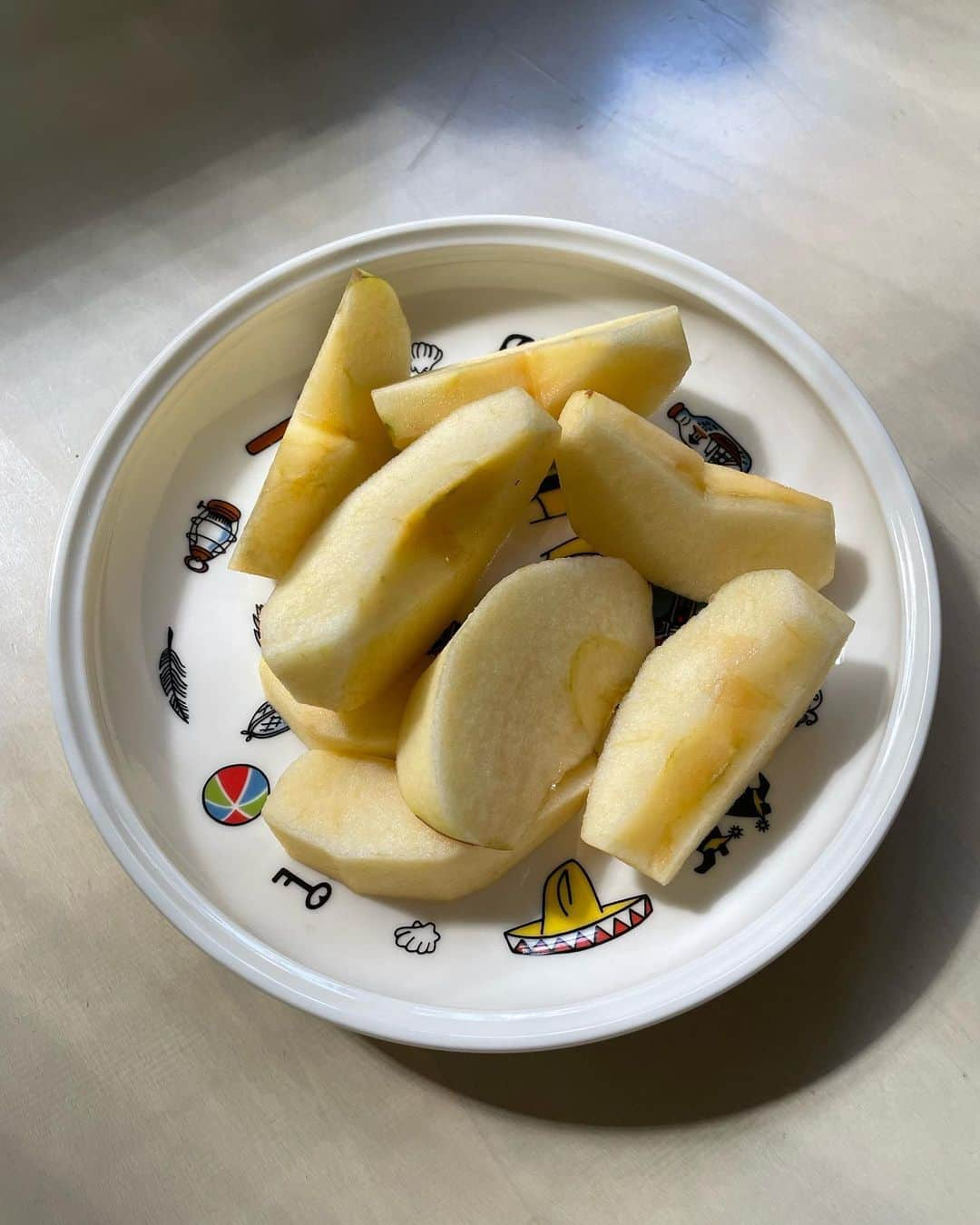 奥山春香さんのインスタグラム写真 - (奥山春香Instagram)「ファスティングレポ🐒  食べるのがいちばん幸せなわたしにとってはとんでもない挑戦でしたが 妊娠中に激太りして基礎代謝もめっちゃおちて 産後すぐ戻ると思ってたら全く戻らず すごいむくみやすい体質になったりと 自分の体質が変わりすぎてショック受けてました でもこのままじゃ🐖になると思って踏み切りました  今回は48時間ファスティングで準備食と回復食をいれて4日間やりました  1日目 朝 酵素ドリンク 昼 玄米おにぎりとサラダとフルーツ 夜 酵素ドリンク 2日目 朝昼晩 酵素ドリンク 3日目 朝昼 酵素ドリンク 夜 すっきり大根と自家製ぬか漬け 4日目 朝 お味噌汁とお粥少量とりんご 昼 すっきり大根の残り 夜 お味噌汁と梅干し  4日間でマイナス4キロとむくみが消えて気分と身体がすごいすっきり 頑張った自分に自信が持てたし 身体は食べ物からできてるから、出来るだけ無添加使って手作りのキャパを増やそうと思いました あと息子に近所のラーメン屋さんよりもままのごはんが好きって言ってもらえるようになるという目標もできました👩🏻‍🍳  ファスティング中は食べれないのがちょっと辛かったけど それで食にももっと目覚めたし 部屋の掃除が捗ってとても良い時間でした🧹👶❤️  またリセットみたいな感じでやりたいと思います」8月5日 23時38分 - corvetteharuka