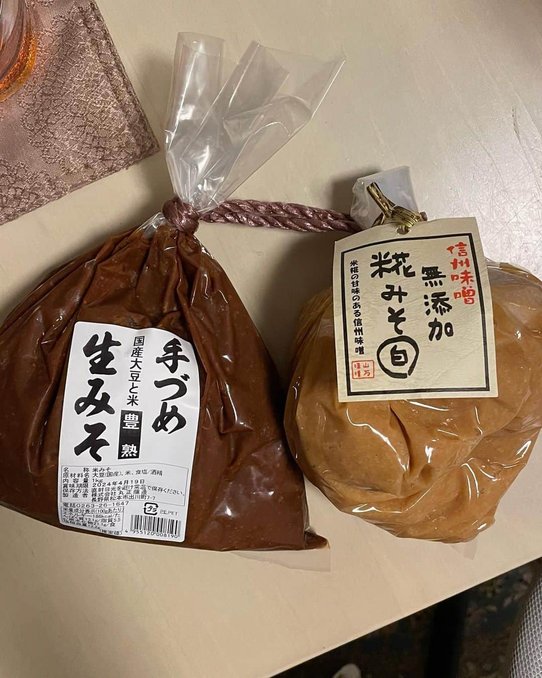 奥山春香さんのインスタグラム写真 - (奥山春香Instagram)「ファスティングレポ🐒  食べるのがいちばん幸せなわたしにとってはとんでもない挑戦でしたが 妊娠中に激太りして基礎代謝もめっちゃおちて 産後すぐ戻ると思ってたら全く戻らず すごいむくみやすい体質になったりと 自分の体質が変わりすぎてショック受けてました でもこのままじゃ🐖になると思って踏み切りました  今回は48時間ファスティングで準備食と回復食をいれて4日間やりました  1日目 朝 酵素ドリンク 昼 玄米おにぎりとサラダとフルーツ 夜 酵素ドリンク 2日目 朝昼晩 酵素ドリンク 3日目 朝昼 酵素ドリンク 夜 すっきり大根と自家製ぬか漬け 4日目 朝 お味噌汁とお粥少量とりんご 昼 すっきり大根の残り 夜 お味噌汁と梅干し  4日間でマイナス4キロとむくみが消えて気分と身体がすごいすっきり 頑張った自分に自信が持てたし 身体は食べ物からできてるから、出来るだけ無添加使って手作りのキャパを増やそうと思いました あと息子に近所のラーメン屋さんよりもままのごはんが好きって言ってもらえるようになるという目標もできました👩🏻‍🍳  ファスティング中は食べれないのがちょっと辛かったけど それで食にももっと目覚めたし 部屋の掃除が捗ってとても良い時間でした🧹👶❤️  またリセットみたいな感じでやりたいと思います」8月5日 23時38分 - corvetteharuka