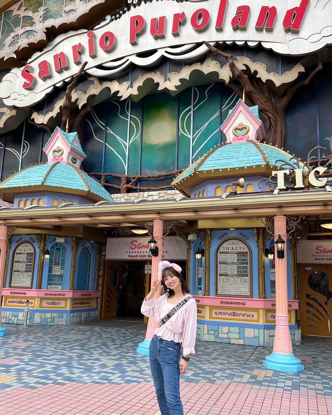柴田阿弥のインスタグラム：「#sanriopuroland   入り口から可愛すぎ〜🐰🩷💜  #サンリオピューロランド #サンリオ #マイメロ #sanrio #デニムコーデ #テーマパークコーデ #夏休み」