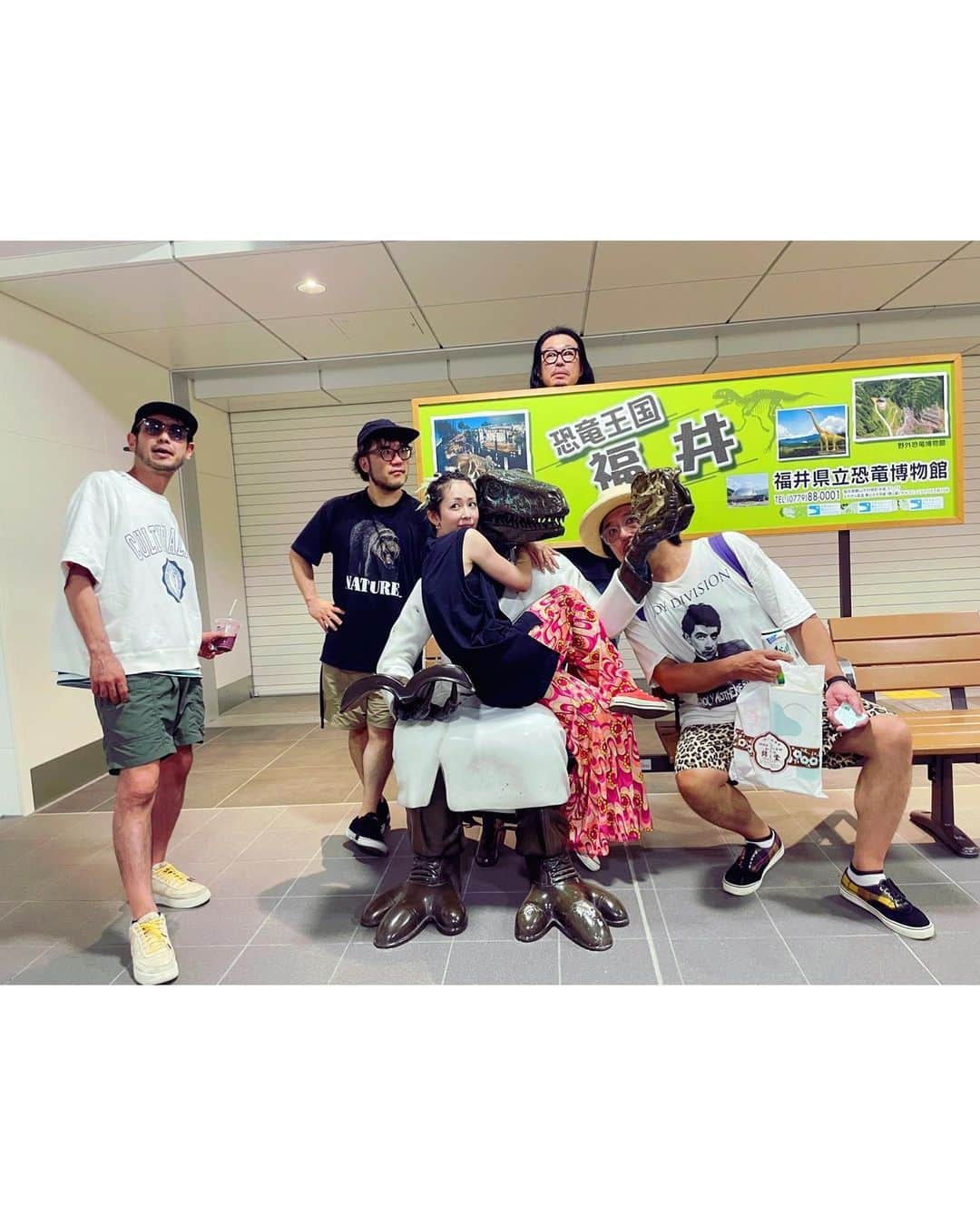 木村カエラのインスタグラム：「初福井。 とってもたのしかったんだあ。 帰りの電車乗る前に。 バンドメンバーと❤️‍🔥  guitar: @foeget  drum: @kanken base: @curly_giraffe  keyboard: @keisaku_nakamura」