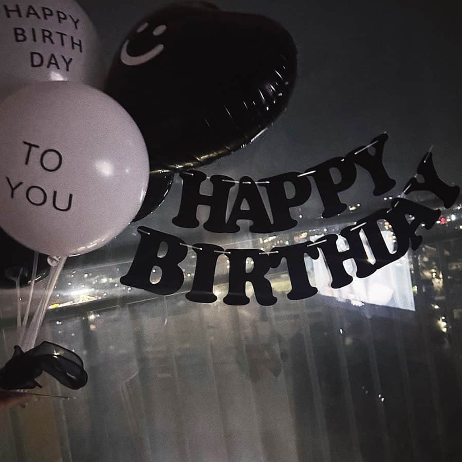 スヒョンのインスタグラム：「♥ 매년 생일마다 무병님들한테도 그리고 지인들한테도 과분할 정도로 많은 축하 받아서 행복해용 💪🏻👧🏻🤳🏻 많이 부족하지만 두 배로 갚을 수 있게 두 배로 열심히 사는 장수가 되겠습니돠  💌 𝑯𝒂𝒑𝒑𝒚 𝑩𝒊𝒓𝒕𝒉𝒅𝒂𝒚 𝑻𝒐 𝑴𝒆  올해는 왜 풍선 안 부냐고 야밤에 배달 온 풍선 사진과 함께 🎈 𝑱𝒂𝒏𝒈𝒔𝒖𝒉𝒚𝒖𝒏」