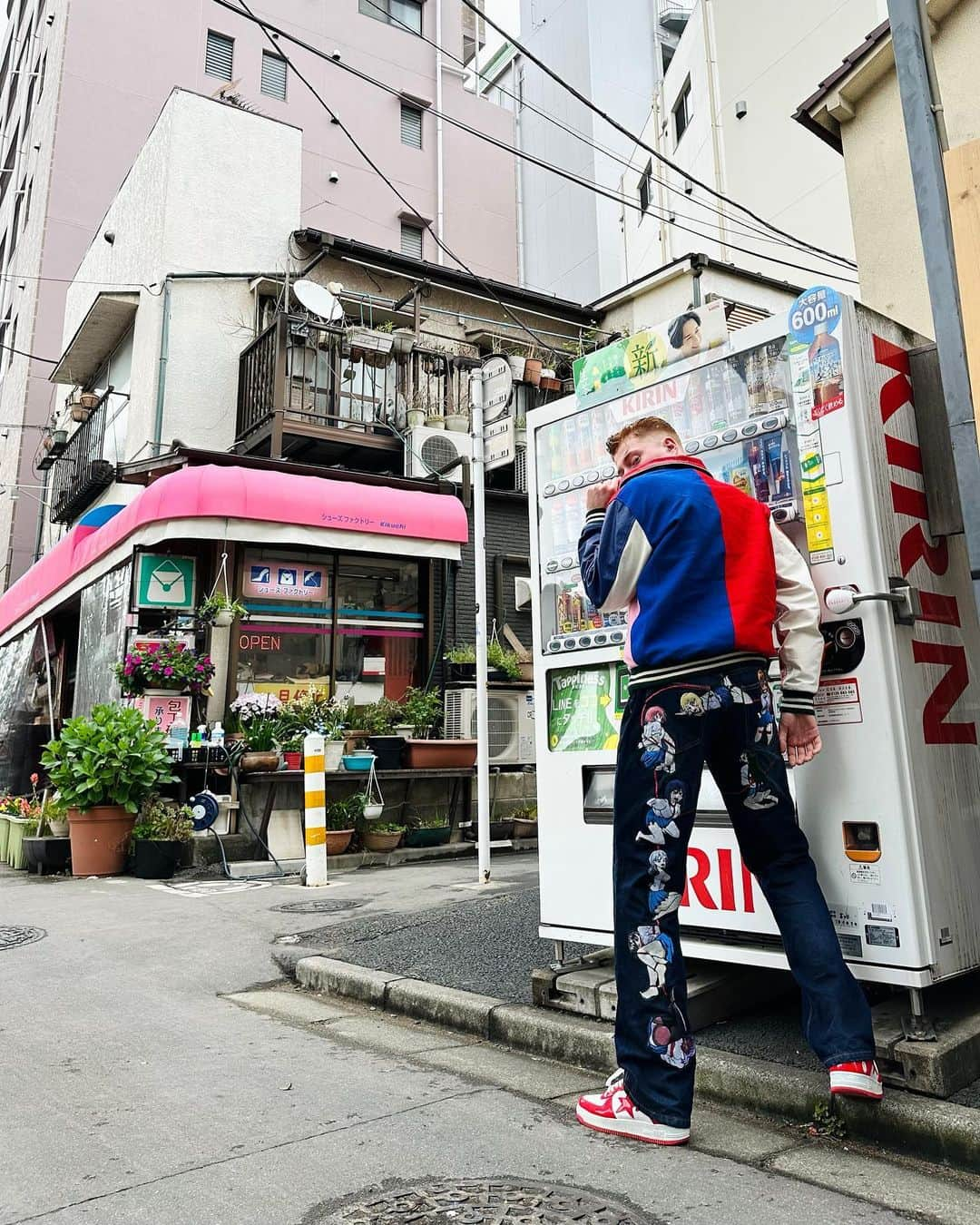 レオ・マンデラのインスタグラム：「i’m really into dumping & i’m really missing tokyo. i’m also really terrified of micro pigs…. enjoy 🐷」