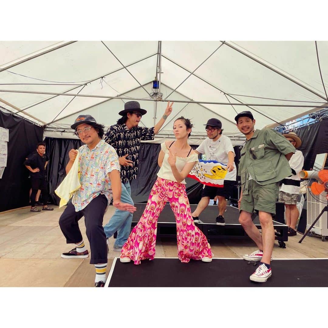 木村カエラのインスタグラム：「LIVE前🦖🦕 大合唱も、ステージから見えるすべての景色が最高でした。 暑い中、本当にありがとうございました。❤️‍🔥❤️‍🔥❤️‍🔥❤️‍🔥 @oneparkfestival」