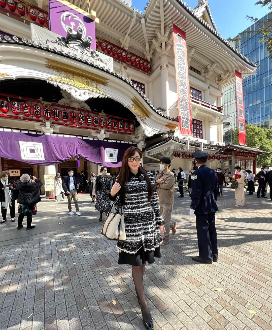 谷中麻里衣さんのインスタグラム写真 - (谷中麻里衣Instagram)「Kabuki right after ICL eye surgery 😎 I could see the actors’ facial expressions like never before ❤️  市川海老蔵改め十三代目 市川團十郎白猿襲名披露 十一月吉例顔見世大歌舞伎 八代目 市川新之助初舞台へ🥰  ◆ 祝成田櫓賑（いわうなりたこびきのにぎわい） 豪華俳優陣によるお祝い感満載の舞台でした🌸 ◆ 外郎売（ういろううり） アナウンススクールの滑舌練習で習った頃を懐かしく思いながら、当時の私より圧倒的に完成度が高い若い新之助くんに感動💕 最近は英語の放送ばかりで、むしろ滑舌良すぎると自然に聞こえないと言われ控えていたのですが、帰宅してから数年ぶりにテキストをひっぱりだして練習してみました☺️笑 ◆勧進帳（かんじんちょう） 源義経や武蔵坊弁慶が出て来る親しみやすい演目でした✨  ICLという目の手術直後だったので保護メガネ＆アイメイクなし姿でしたが😂 役者さんたちの表情がすごく良く見えるようになり幸せでした✨  そして團十郎さん垂れ幕を手掛けた村上隆さんにもお会いできて🥰 むかーしインタビューさせていただいたのですが、快く写真に写ってくださり感謝です🌸  #歌舞伎#團十郎襲名#新之助初舞台#麻里衣歌舞伎#村上隆#ICL#kabuki」8月5日 23時47分 - marieyanaka