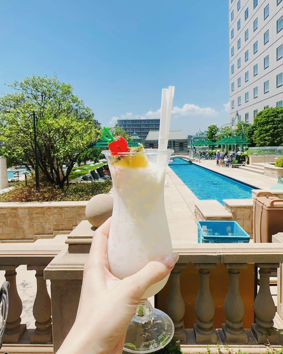 守谷香里のインスタグラム：「ずーーーーと飲んでいた🍸🍹  幸  最後の1枚 ふくらはぎの筋肉落とすのに頑張ってる私。 まだあと少しかかりそう。の写真です😂🤚🏻」