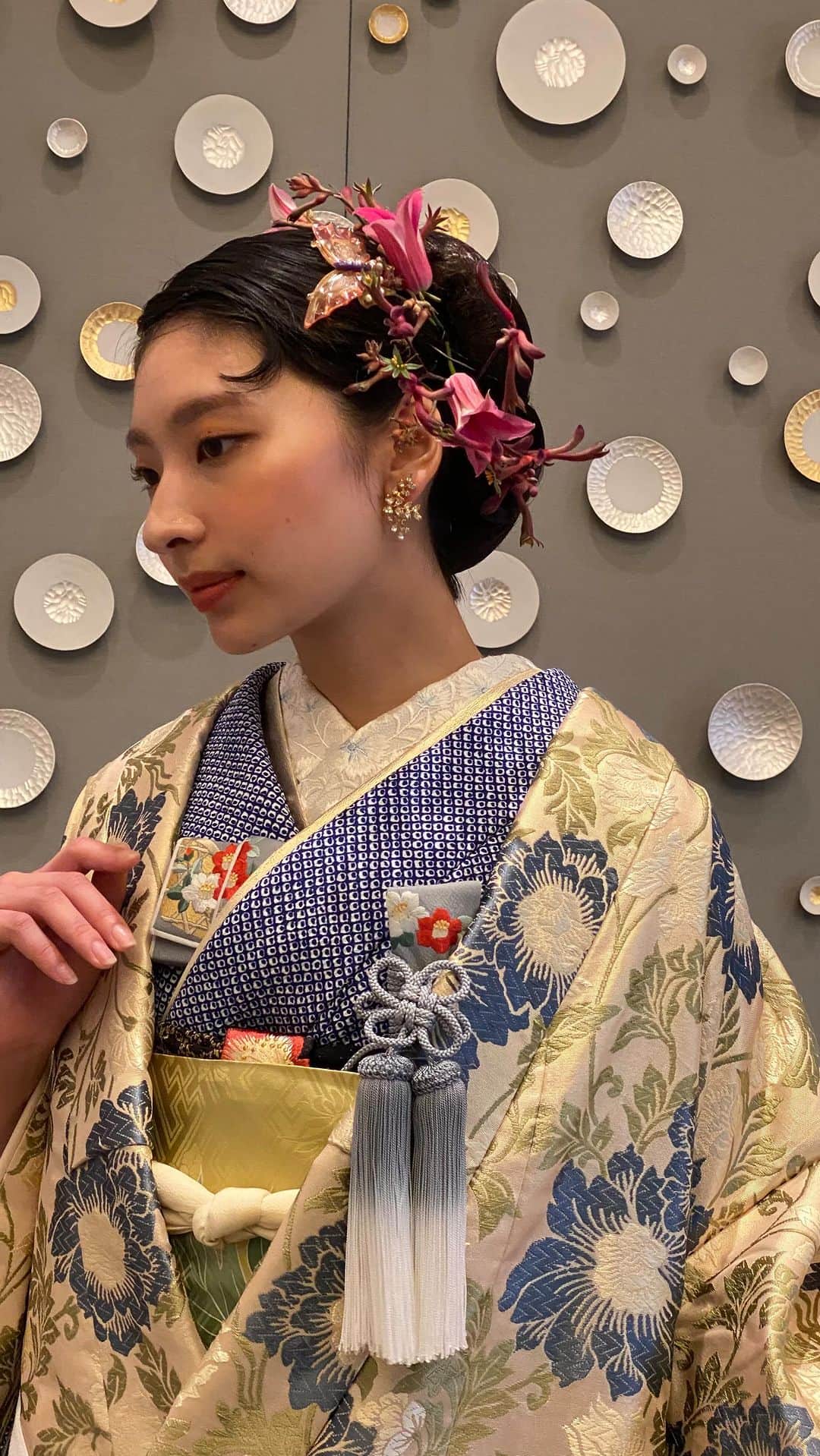 のインスタグラム：「Behind the scenes  . . . 先日発売された HOTEL WEDDING NO.52 「パレスホテル東京」流 新しい和のスタイルの提案  @hotelwedding  @palacehoteltokyowedding   和装のスタイリングを 担当させて頂きました  kimono @number5_n5  @thetreatdressing  @hatsuko_endo   h&m @hiro_by_wd  #和装 #和装ヘア #和装スタイリング #花嫁 #パレス花嫁 #パレスホテル東京」
