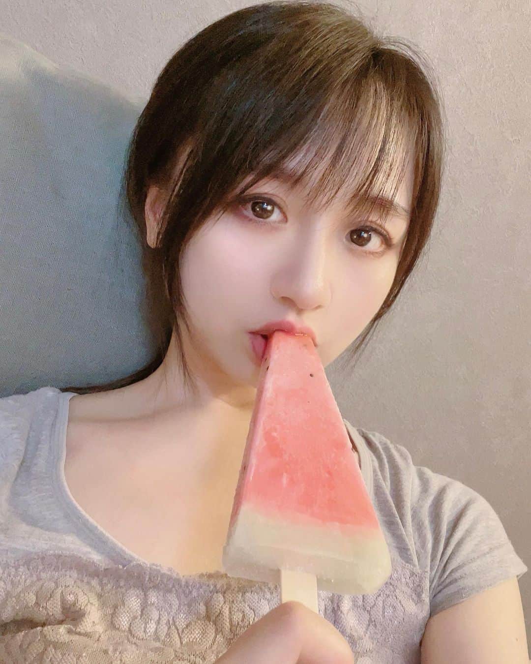 久保亜沙香のインスタグラム：「こんな時間にラーメン食べてスイカバー食べてます🍉 数年ぶりのスイカバーだけど初めて、皮のところはいったい何味なんだろうって思いました𓏗𓏗 だいすき！」