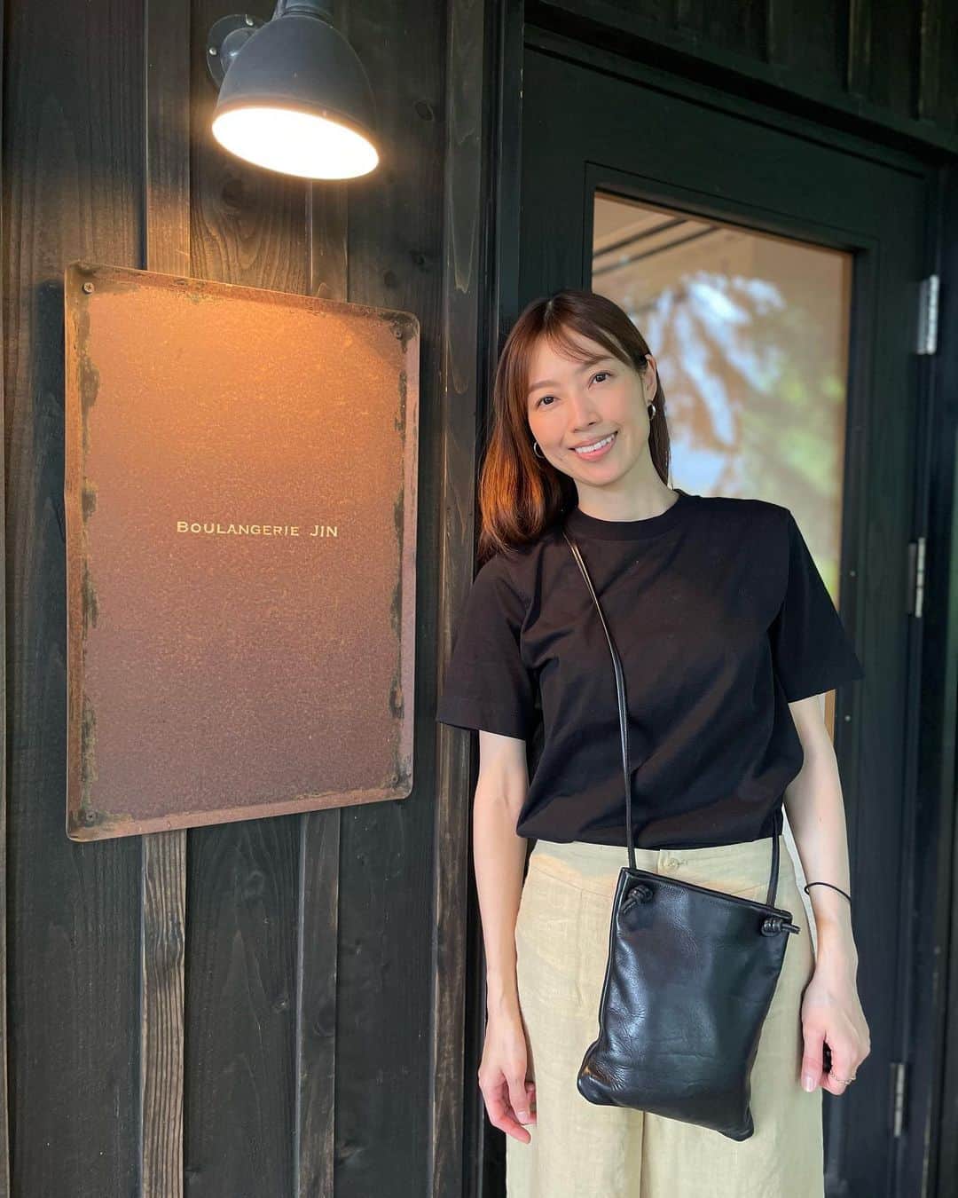 松見早枝子のインスタグラム：「洞爺湖の行きと帰りに、美味しい寄り道を😙 ・ まずは、素敵なIさんに教えて頂いた、おしゃれで美味しいパン屋さん#ブーランジェリージン へ🚙 ・ 人気のお店で、お昼ごろ行ったのに、もう残っていたのは数種。 でも、食べたかったパン・オ・ショコラとクロワッサンを無事ゲット😋 ドライブ途中に外☘️🍀☘️で頂いたから尚更美味しかった❗️ ・ 洞爺湖の帰りは、息子の希望でジェラートを食べに#レイクヒルファーム 🍦へ。 ・ 私は洞爺湖町の噴火湾で造られる、ミネラル豊富な#カムイミンタルの塩 という塩のミルクジェラートと、赤紫蘇ジェラートのダブル❗️ 塩味と酸味が旅疲れに効きましたー😌✨ ・ 興味があるものたくさんで、食べてばかりだー❗️ ・ 明日は現地の方のおすすめで、ニセコの美味しいものがある場所に行ってみる予定です😋🚙💨 ・ ・ #北海道旅行 #北海道グルメ #boulangeriejin #粮理家 #ウェルネスフードスタイリスト #松見早枝子 #hokkaido #wellnessfoodstylist #saekomatsumi」
