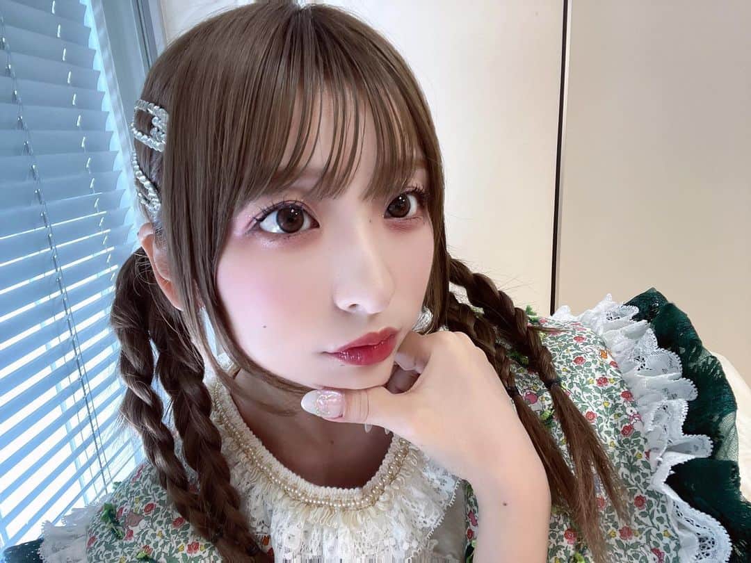 福田花音のインスタグラム：「アチチチ夏(⸝⸝ɞ̴̶̷ ·̫ ‹⸝⸝ᐡ)~☆🌻  安定の @tamako_tamako さんにエクステつけてもらったからロングヘアになったので明日からのツアーはヘアアレンジたのしみまくるぞ〜🤘🏻 エクステはアンクしか勝たん‼️」