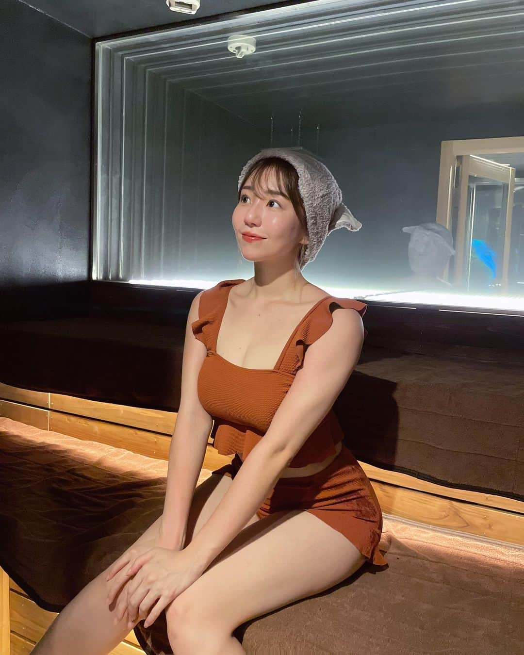 日野麻衣のインスタグラム：「@haaave.sauna   本当にお気に入りのサウナで 2回目行ってきました😊  サウナ、水風呂の温度が私的まじベスト！そして温かみを感じる内装が大好きでリフレッシュされます🥰  水着もサウナハットもサウナで貸してくれるんだけどかわいい...  サウナ目的で遊びに行っちゃうくらい大好きなんです〜 今回はroom1のお部屋🧖  #大阪サウナ #ハーヴェ #サウナ」