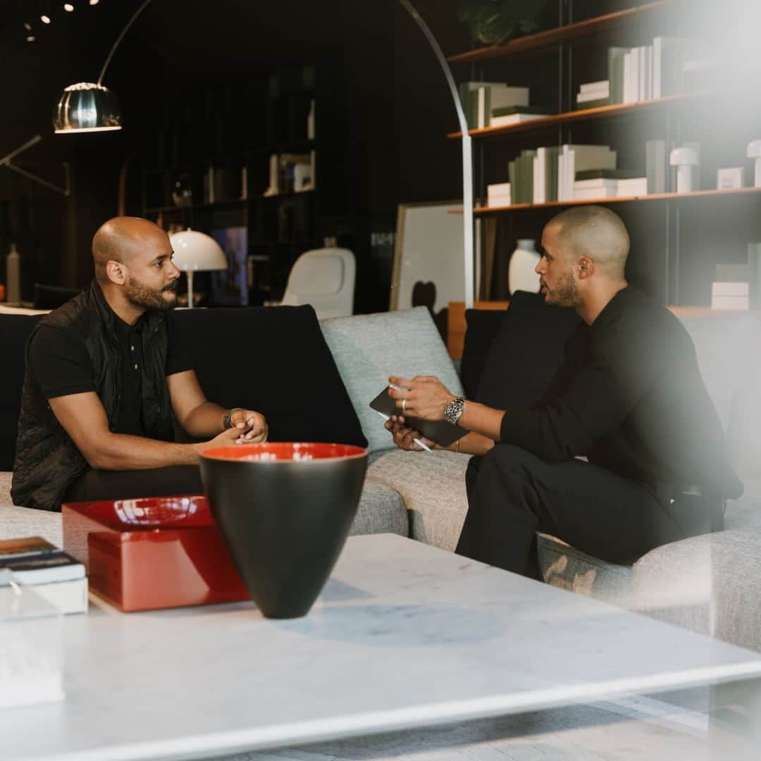 B&B Italiaのインスタグラム：「Sourcing final touches with ease. @rayjimenez_ 's unique vision and creative expertise seamlessly blend with B&B Italia craftsmanship, resulting in an awe-inspiring collaboration that embodies Miami's design spirit.   Photographer: @d.r.dre Producer: @weareyearround  #bebitalia #design #Miami #USA」