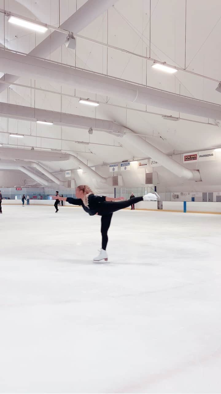 モニーク・コールマンのインスタグラム：「After a week off, I returned to my #happyplace ⛸️ and to my surprise, the spins were spinnnnning 🙌🏾😍  #cantstopwontstop  #adultfigureskating  #mightymo」