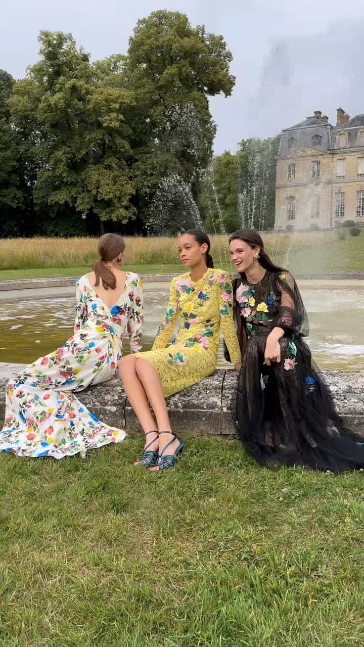 Monique Lhuillierのインスタグラム：「Spring Florals 🤍💛💚🖤💙 #moniquelhuillier」