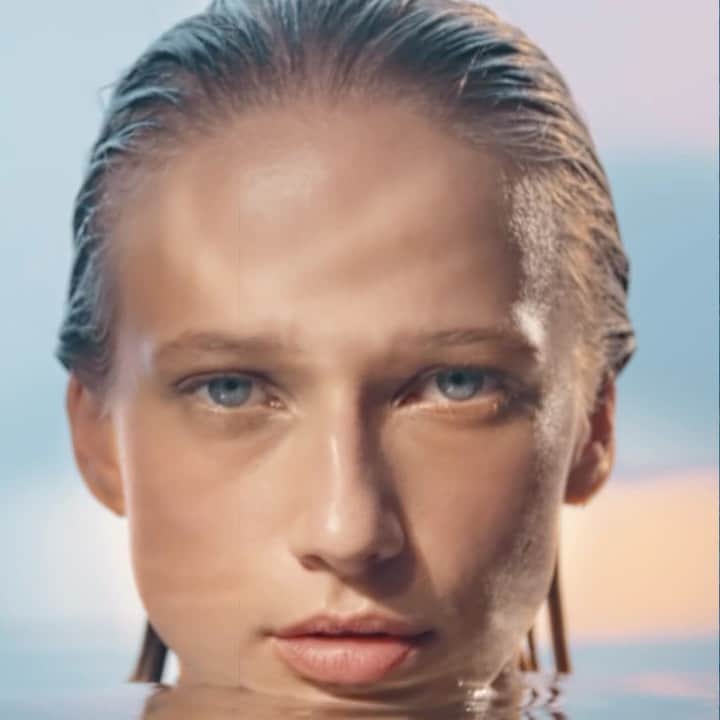 ドゥラメールのインスタグラム：「Healthy skin is all in the balance.  On the pH scale, which measures skin’s level, a slightly acidic pH is the key to a healthy, radiant complexion. Find it in The New Resurfacing Treatment’s balancing formula, leaving your skin optimized to seal in hydration, while protected from environmental irritants.  Shop The Resurfacing Treatment and other Nordstrom Exclusives at the Nordstrom Anniversary Sale. #LaMer #LaMerSkincare #LaMerResurfacingTreatment」