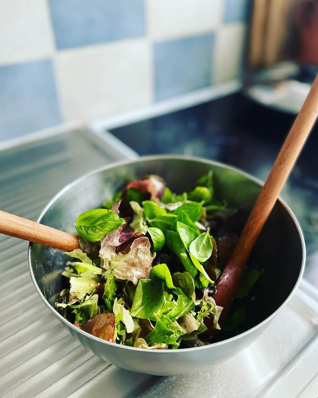 猫沢エミのインスタグラム：「土曜日のお昼はサラダ🥗  今日もがんがん追い込みデー。昨日、カートリッジ切れでプリンターが停止して、校正もヤンプロも止まるという事態だったけど、先ほどAmazonのムッシュが無事に届けてくれてホッとした（日本ほどではないけど、Amazonは割と早くちゃんと来る）。  マルシェで猫草と日々の食材だけシュッと買い出してお昼。  テリーヌはマルシェで買って、あとはゆで卵にサラダ、チーズ、パンがあれば立派なランチ。  パンもね、わざわざ切ったりしないで、バゲット🥖をバンとテーブルに置いて、めいめいちぎって食べるのが家庭での食べ方。  今日のドレッシングは、マスタード、はちみつ、白胡椒、シードルヴィネガー、オリーブオイルにパルミジャーノ。刻んだくるみを入れても合いそう。  ゆで卵をマヨネーズでいただく前菜・ウフマヨがフランスにはありますが、我が家は2種類のマヨを常備（緑のフタの🫙）。  ひとつは日本のキューピーマヨネーズに近い味に調整したもの。もうひとつはこちらのプレーンなマヨネーズ。  彼はプレーン、私はキューピーモドキを選んだ🥚  #猫沢飯　#ねこしき　#猫沢エミのインターナショナル五十路ライフシフト  #猫沢エミリーパリへ行く」