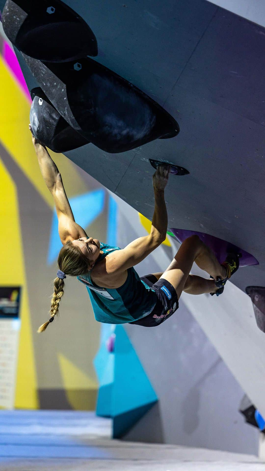 ジェシカ・ピルツのインスタグラム：「P8 in Bouldering at World Champs🇨🇭  Happy with my climbing today, especially with a flash on the dynamic B4 and a top on the slab 😏😂」