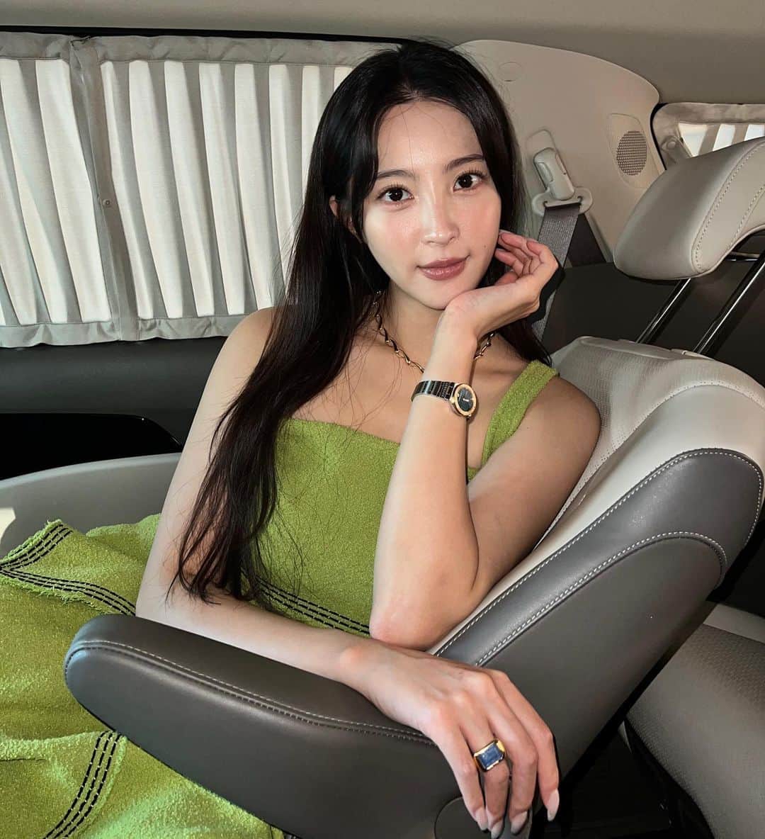 ジャング・ウネ・サングのインスタグラム：「얼굴 빡! 샷📸  녹색어머니(?) 💚🧤🥒🦖🐸」