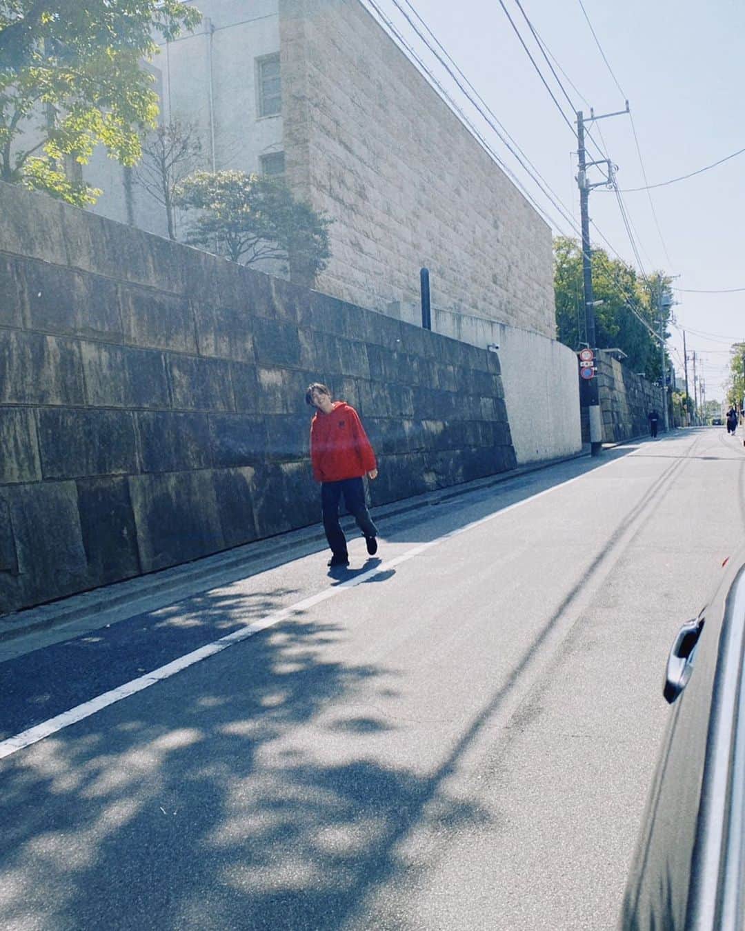 大原海輝のインスタグラム：「誰にでも人生で、どうしようもできない事が起こり得るのです。  映画『春の嵐がやってくるまで』そんな成仏ができなかった、あの日から生まれました。  決してこの作品は、作ろうとして始めた作品ではありませんでした。生きていて重なった縁が物語として紡がれて、一つの映画となりました。決して僕だけの人生では、完成できなかった作品となっております。  クラファンのページに想いと未来への渇望が書いてあります。一万字に及ぶ愛を読んで頂きたいです。  毎日、劇場にいられるようにします。 映画館にて、自信を持ってお届けできる作品となってます。 ぜひクラファンを成功させて、全国で上映を目指したいと思っています。 心より応援と参加をお待ちしております🙏🏻🔥  〈キャスト〉 大原 海輝　愛鈴　佐藤 乃莉 こんどう ようぢ　佐藤 魁 〈スタッフ〉 企画 : 大原 海輝　鯨岡 弘識 撮影 : 佐藤 宏樹 撮影助手 : 川名 正人 ヘアメイク : 森本 浩平 スチール : 柴崎 まどか メイキング撮影 : 津田 珠蘭　尾北 翼 キャスティング協力 : 市塲 紗蓮  HITOMI ロケーション協力 : 函館食堂 SHANSHAN　泉 麻心 宣伝協力 : 雨無 麻友子　中根 大輔（世田谷233） 音楽 : 櫻打 泰平(Suchmos) 協力 : 横澤 大輔 プロデュース・原案 : 大原 海輝 脚本・監督・編集 : 鯨岡 弘識  映画『春の嵐がやってくるまで』情報解禁  新鋭・ 大原海輝 プロデュース&主演全国で上映に挑む！ 監督：鯨岡弘識 ×音楽：櫻打泰平  下北沢「K2」を始め、映画を全国各地で上映するためのプロジェクトが開始した。  https://motion-gallery.net/projects/haruara-movie」