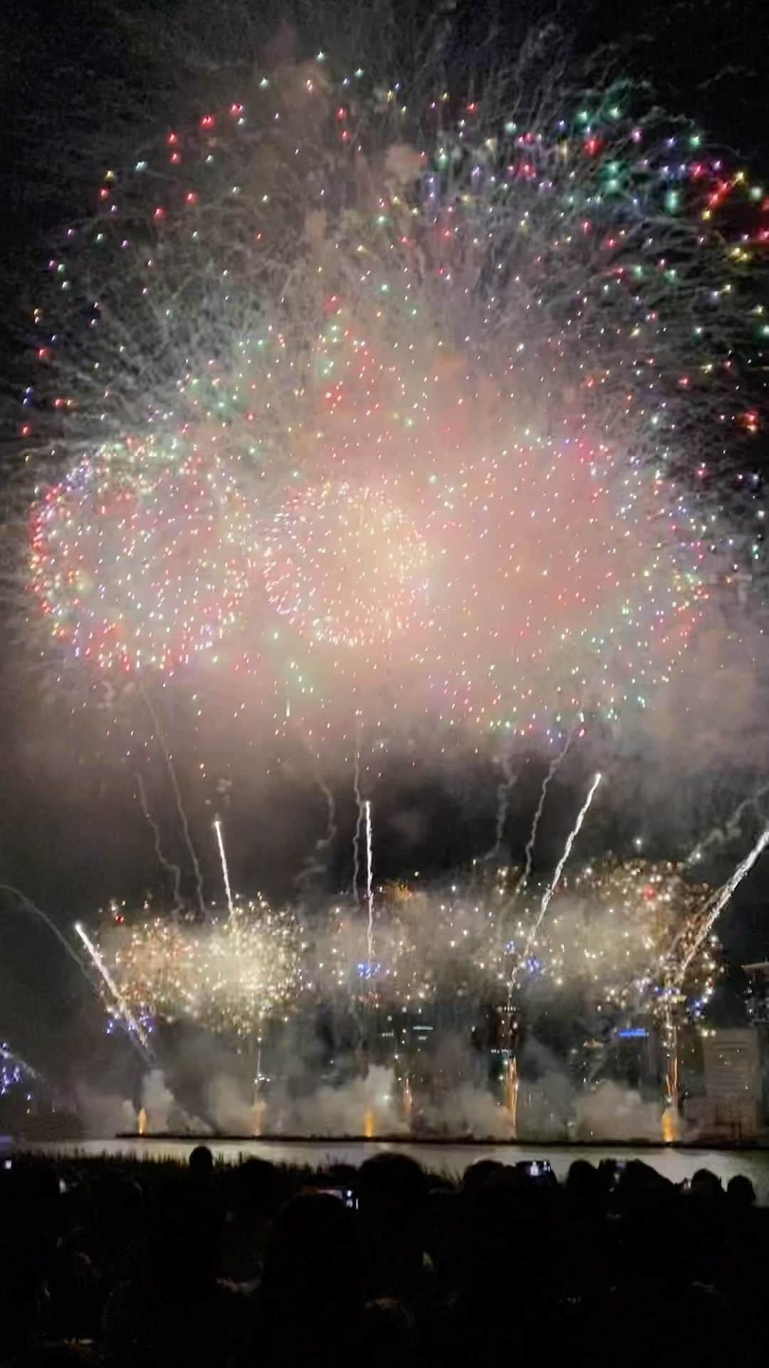 花城アリアのインスタグラム：「淀川花火見てきました🎇 クライマックスに近い花火の映像アップします😊」