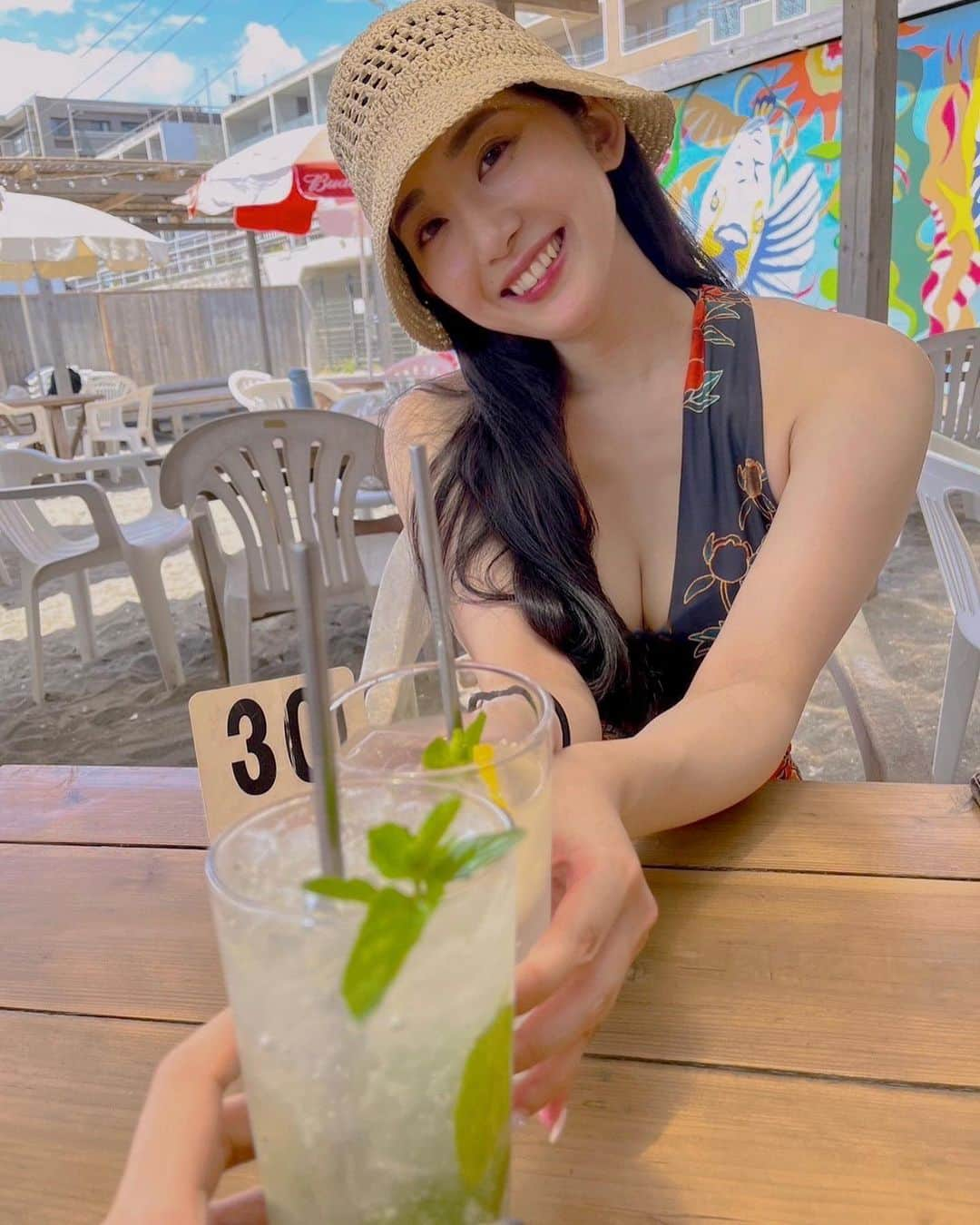 さゆりさんのインスタグラム写真 - (さゆりInstagram)「⁡ ⁡ 海の家で乾杯🌺💓 珍しく活動した回🏄✨ ⁡ 花火大会にとても行きたいし 見たい映画はいくつもあるし ジブリ展にハリポタツアーに レッスンやら何やら色々参加したいけど 体が暑さに順応しなくて困る夏👼🏻🧊 ⁡ ⁡ #夏 #海水浴 #水遊び #海の家 #水着 #逗子 #逗子海岸 #zushi」8月6日 0時17分 - kulumilky