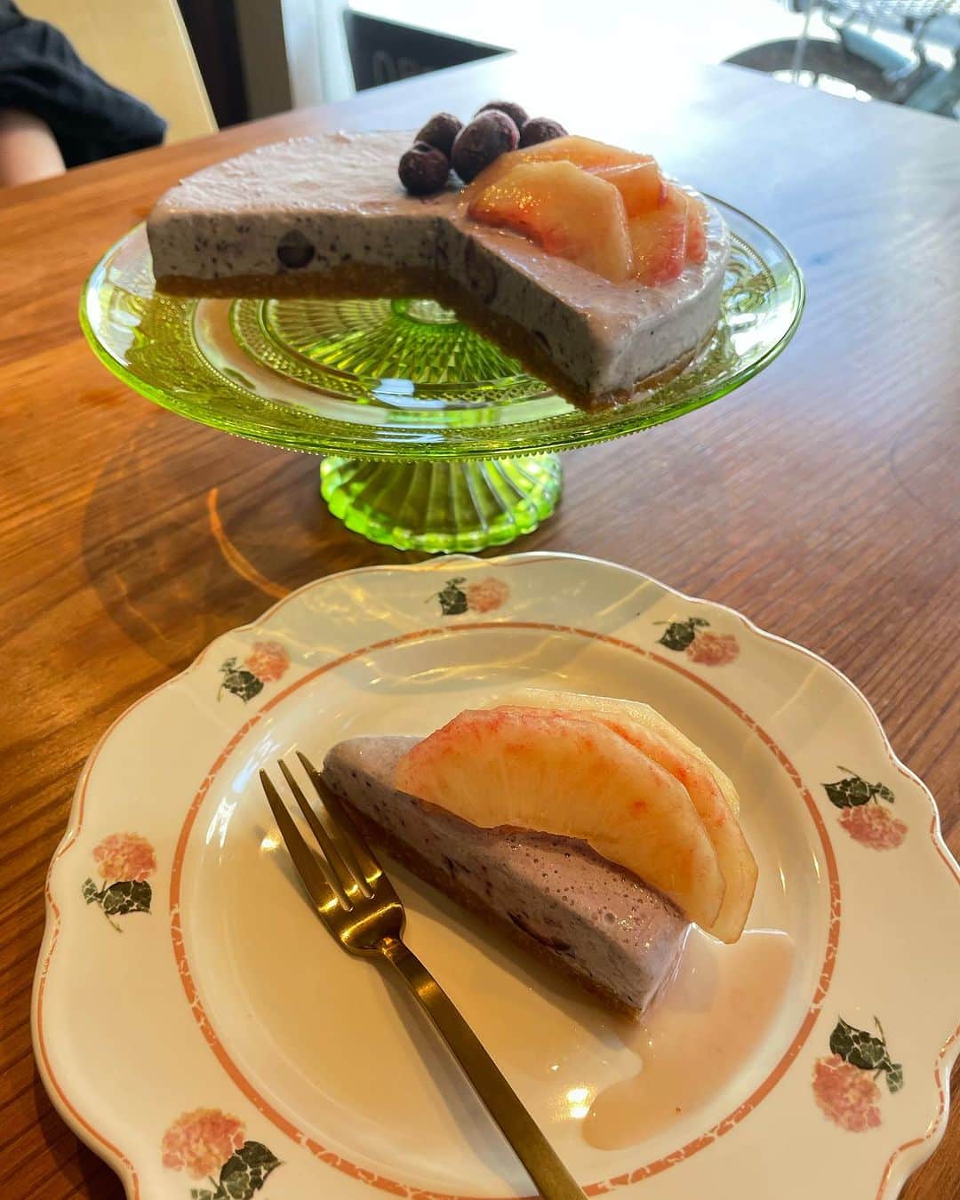 江口恵子（佐久間恵子）のインスタグラム：「ヴィーガンスイーツレッスン  ブリーベリーと桃のチーズケーキ  さっぱりヘルシーなチーズケーキは暑い夏にぴったり❤️  #ナチュラルスイーツ  #ヴィーガンチーズケーキ  #ナチュラルフードクッキング  #ナチュラルフード」