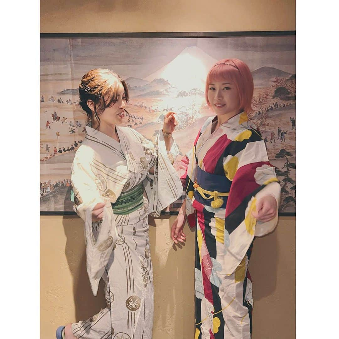 新原ミナミさんのインスタグラム写真 - (新原ミナミInstagram)「この夏の浴衣、第二弾👘✨  あさみちゃんと江戸料理屋『一石三鳥』さんに行ってまいりました〜🦆🐓🪿  先日の濃い目の青い浴衣もお気に入りなんだけど、淡い緑のこちらの浴衣もお気に入り♡ 浴衣で江戸料理はテンションぶちあげでした。  お店の廊下まで、イイっ！  お店の雰囲気もカウンターも最高に江戸！タイムスリップ！ 江戸時代はこうやって食べてたんだよ〜っていう料理があったり、現代アレンジな感じの料理もあってコースずっと楽しい。 焼肉やお鮨の系列店もあるそうなのでめちゃくちゃ行きたいので、いつか自分へのご褒美な日が来たらまた行きます✨  #一石三鳥  #浴衣 #着物  #江戸料理 #西麻布 #和風ディナー #japanfood」8月6日 0時20分 - shimba373