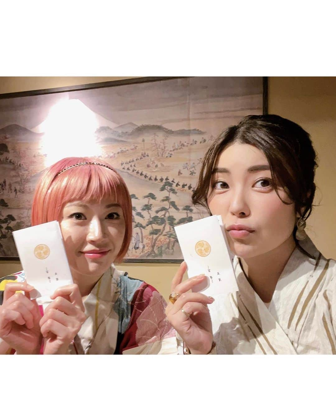 新原ミナミのインスタグラム：「この夏の浴衣、第二弾👘✨  あさみちゃんと江戸料理屋『一石三鳥』さんに行ってまいりました〜🦆🐓🪿  先日の濃い目の青い浴衣もお気に入りなんだけど、淡い緑のこちらの浴衣もお気に入り♡ 浴衣で江戸料理はテンションぶちあげでした。  お店の廊下まで、イイっ！  お店の雰囲気もカウンターも最高に江戸！タイムスリップ！ 江戸時代はこうやって食べてたんだよ〜っていう料理があったり、現代アレンジな感じの料理もあってコースずっと楽しい。 焼肉やお鮨の系列店もあるそうなのでめちゃくちゃ行きたいので、いつか自分へのご褒美な日が来たらまた行きます✨  #一石三鳥  #浴衣 #着物  #江戸料理 #西麻布 #和風ディナー #japanfood」