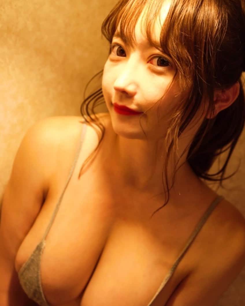 松白愛さんのインスタグラム写真 - (松白愛Instagram)「ホラー映画、ホラー小説 夏の間だけみたくなる  #japanesegirl  #gravure #映画好きな人と繋がりたい」8月6日 0時21分 - matsuaiaiaiai