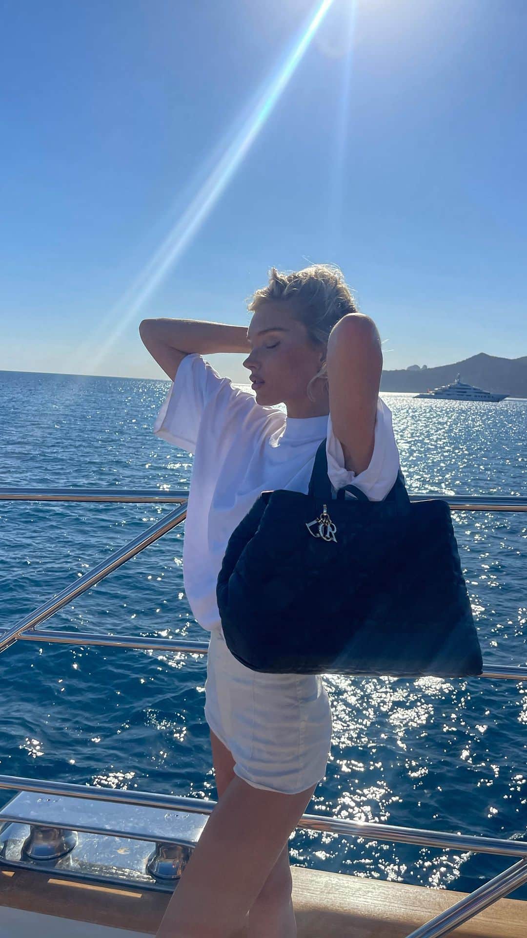 エルザ・ホスクのインスタグラム：「Perfect travel companion🦋the new @dior Toujours 🌊」
