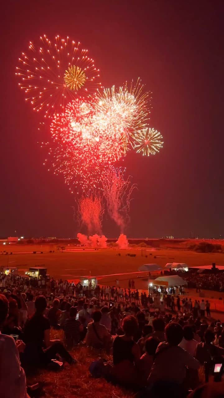 RIEのインスタグラム：「真っ赤に灯される河川敷🎇  花火に反射する後ろ姿が 花火と同じくらい好き。 ⁡ ⁡ ⁡ ⁡ ⁡ ⁡ ⁡ #花火師さんありがとう #花火大会 #花火大会2023 #河川敷 #日本の風景 #fireworks #japanculture #iPhone14pro #iphonephotography」