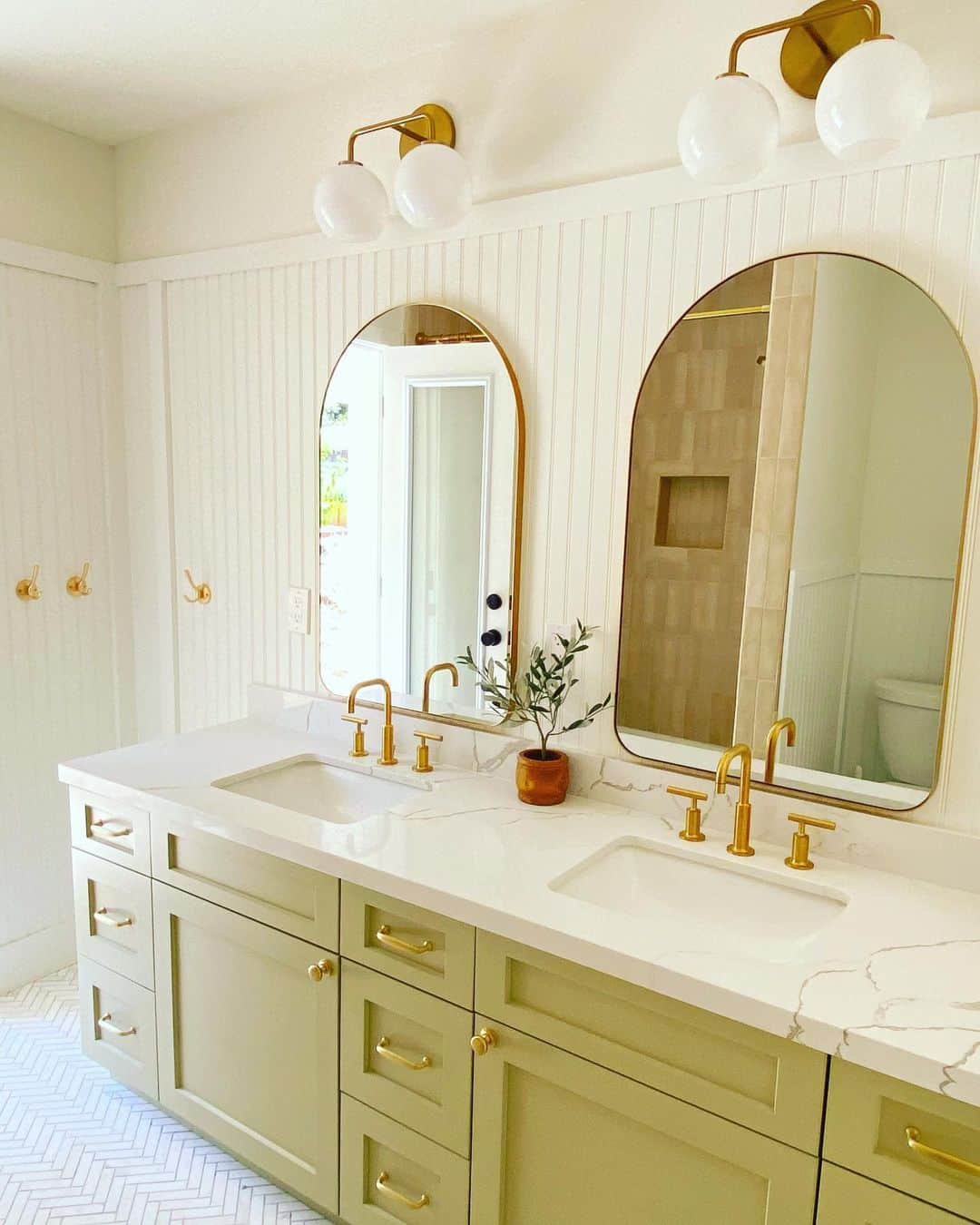 west elmさんのインスタグラム写真 - (west elmInstagram)「How do we say this?.. Umm... the bathrooms you tag us in? Yeah, they're next level. Swipe for inspiration you'll want to hit save on. Shared by @janebrookhomes, @curatedbyking, @kell.creative, @martinleedesign, @livletstudio, @buttercupdesigninc / photo by @anthologymarketing, and @harmoniq.design」8月6日 0時34分 - westelm