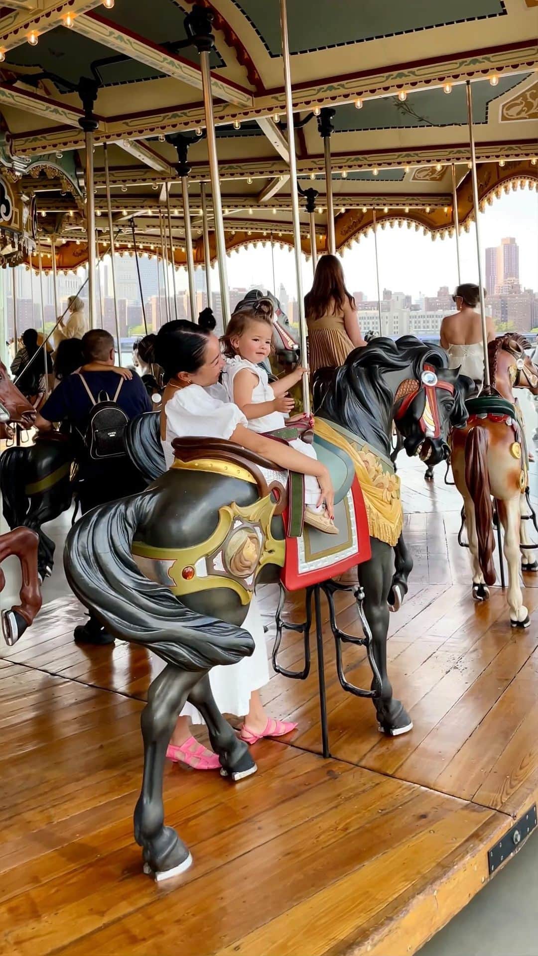 ウェンディー・グエンのインスタグラム：「3 AMAZING CAROUSELS IN NYC 🎠 From carved horses 🎠 to aquatic creatures 🐡 to dancing bugs 🐝, these are our favorite carousels!   📍 Jane’s Carousel | Brooklyn, New York  📍SeaGlass Carousel | New York City, New York  📍Bug Carousel | Bronx, New York  Bookmark as your next visit 🔖 Both Jane’s Carousel and SeaGlass Carousel lights up near sunset 🌅 It’s a spectacular sight!   #nyc #carousel #janescarousel #seaglasscarousel #bugcarousel #brooklyn #bronx #thingstodoinnyc #travel #familytravel #newyorkcity」