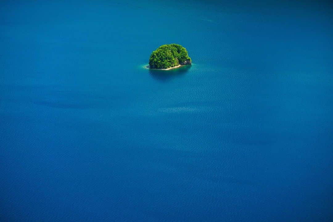 Michael Yamashitaさんのインスタグラム写真 - (Michael YamashitaInstagram)「Hokkaido Blue:  1)Lake Mashu known for the unique color of the water dubbed “Mashu Blue”. Located in a caldera in Akan-Mashu National Park, the lake has an unchanging water level, due to the fact that no rivers flow into or out of the lake. Mashu Lake  has had an average visibility level of  20 meters, claiming the title for the clearest in the world.   2) Blue Pond: Shirogane Blue Pond was made  by accident, as the by-product of attempts to control mudslides. Aluminum from the soil seeping into the water scatters the sunlight causes the pond to look blue.  #lakemashu #mashu #mashunationalpark #bluepond #bluelake #shiroganebluepond」8月6日 0時26分 - yamashitaphoto