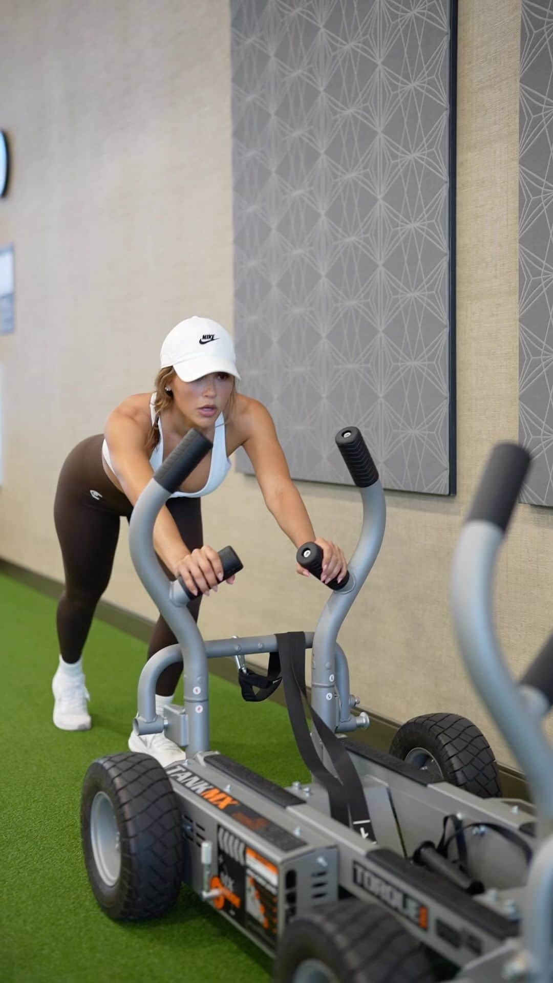 アナ・チエリのインスタグラム：「When I’m out of motivation to hit the gym I tap into these bits of advice:  KEEP GOING! Change happens outside of your comfort zone. ✨  Focus on consistency! Set a schedule or stick to a program. Sometimes the hardest part is showing up, but if you already have a plan, once you’re there, you will get in your flow a lot smoother.  🏆  Take progress photos! you are not going to see the very small changes every day, but if you take weekly consistent progress photos, you will see the changes in 4, 6, 8 weeks. Try to take them in the same spot in your house same time a day in the same outfit in the same pose I promise if you are consistent with your routine you will see progress, and that will give you so much motivation 🙌🏽✨」