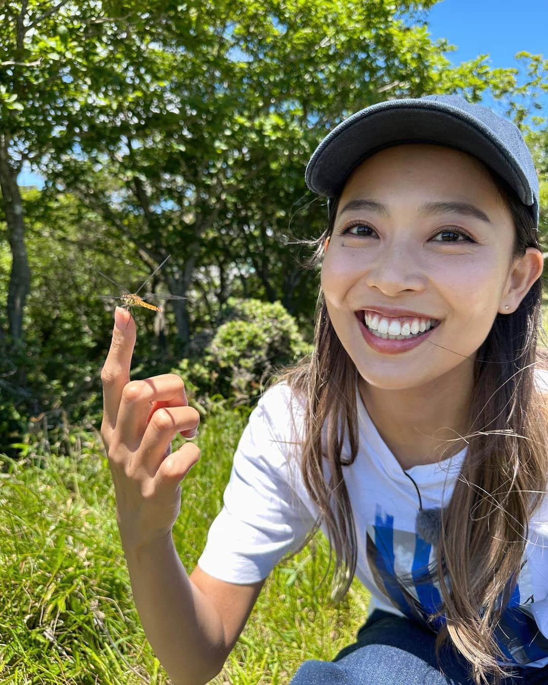 齊藤このみのインスタグラム：「御在所で食べるカレーラーメンが美味しすぎて‥ うどんも最高なんだけど、カレーラーメンがとても美味しい！！！ カレーは濃厚、卵ちぢれ麺によく合う〜❤️ 絶景を眺めながら食べるから6倍くらい美味しいよ！！上に乗ってる唐揚げもいい！！！🙆‍♀️  #トンボが指に止まった自慢の写真も見て #四日市北勢地域お住まいの方はトライフル観て #トライフル」