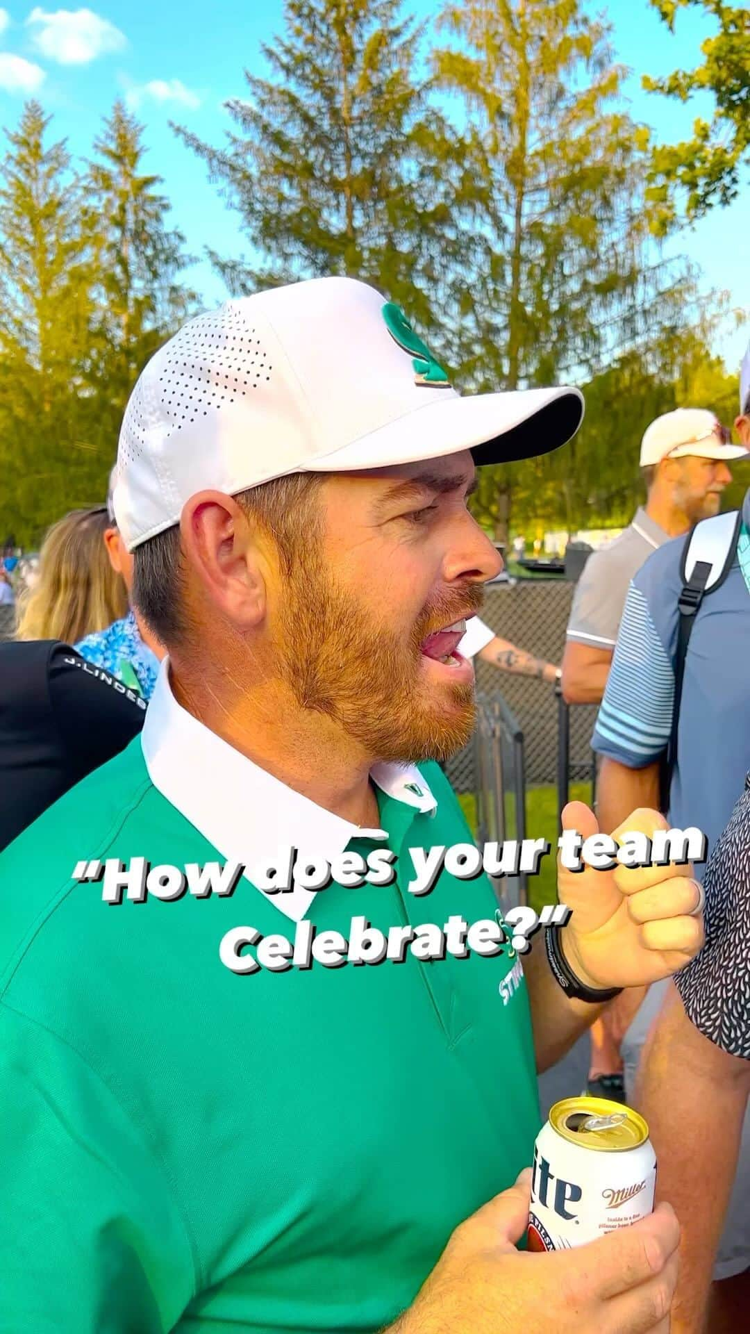 ルイ・ウーストハウゼンのインスタグラム：「How our team celebrates a good round! Everyone knows Captain Louis loves to sing 🎤 😂     #LIVGolf #StingerGC」