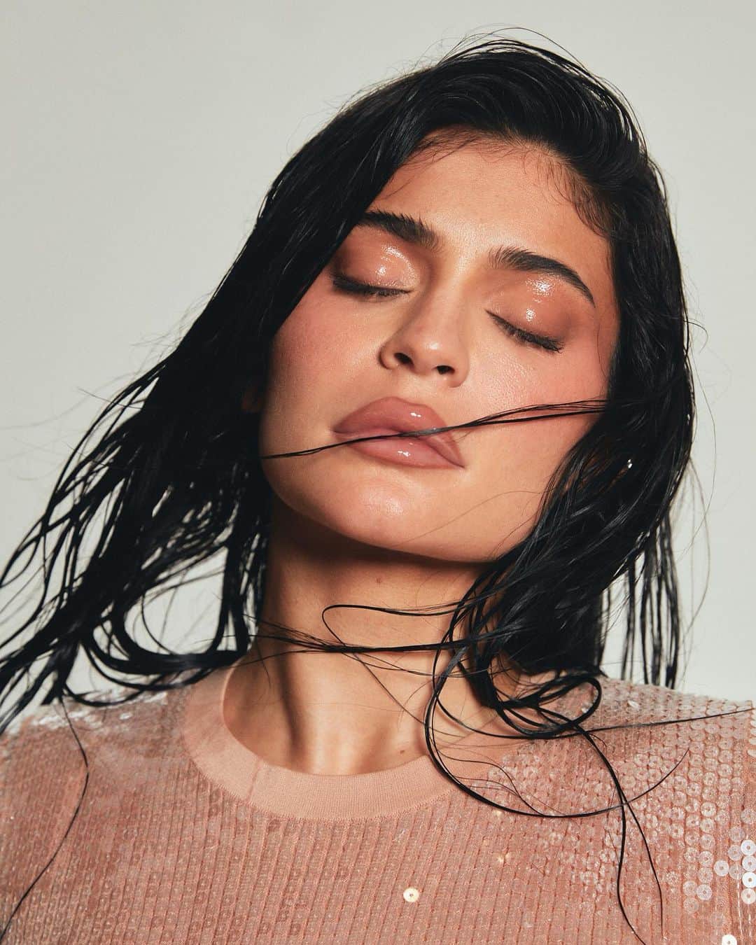 Kylie Cosmeticsさんのインスタグラム写真 - (Kylie CosmeticsInstagram)「hydrating, glossy, and so juicy! Kylie wears ‘sweet like hunny’ gloss drip 💧 get three new exclusive shades of our award-winning gloss drip formula on august 8 only on our site! 🤍 #GlossDrip」8月6日 0時47分 - kyliecosmetics