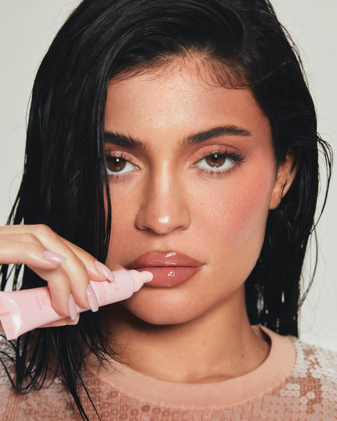Kylie Cosmeticsさんのインスタグラム写真 - (Kylie CosmeticsInstagram)「hydrating, glossy, and so juicy! Kylie wears ‘sweet like hunny’ gloss drip 💧 get three new exclusive shades of our award-winning gloss drip formula on august 8 only on our site! 🤍 #GlossDrip」8月6日 0時47分 - kyliecosmetics