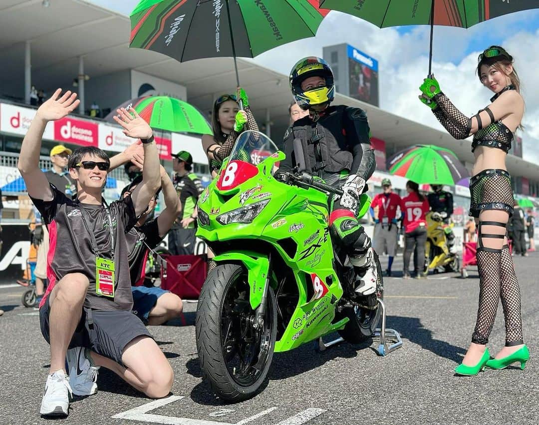 武田智恵のインスタグラム：「応援してます🔥  #鈴鹿サーキット #8時間耐久レース #YamashinaKawasaki #KenRacing」