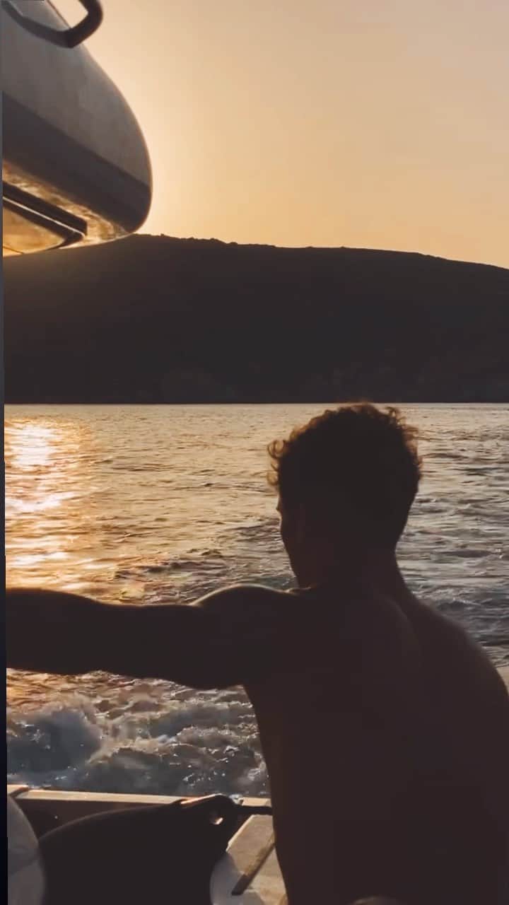 ジェイ・アルヴァリーズのインスタグラム：「Greece ♾️」
