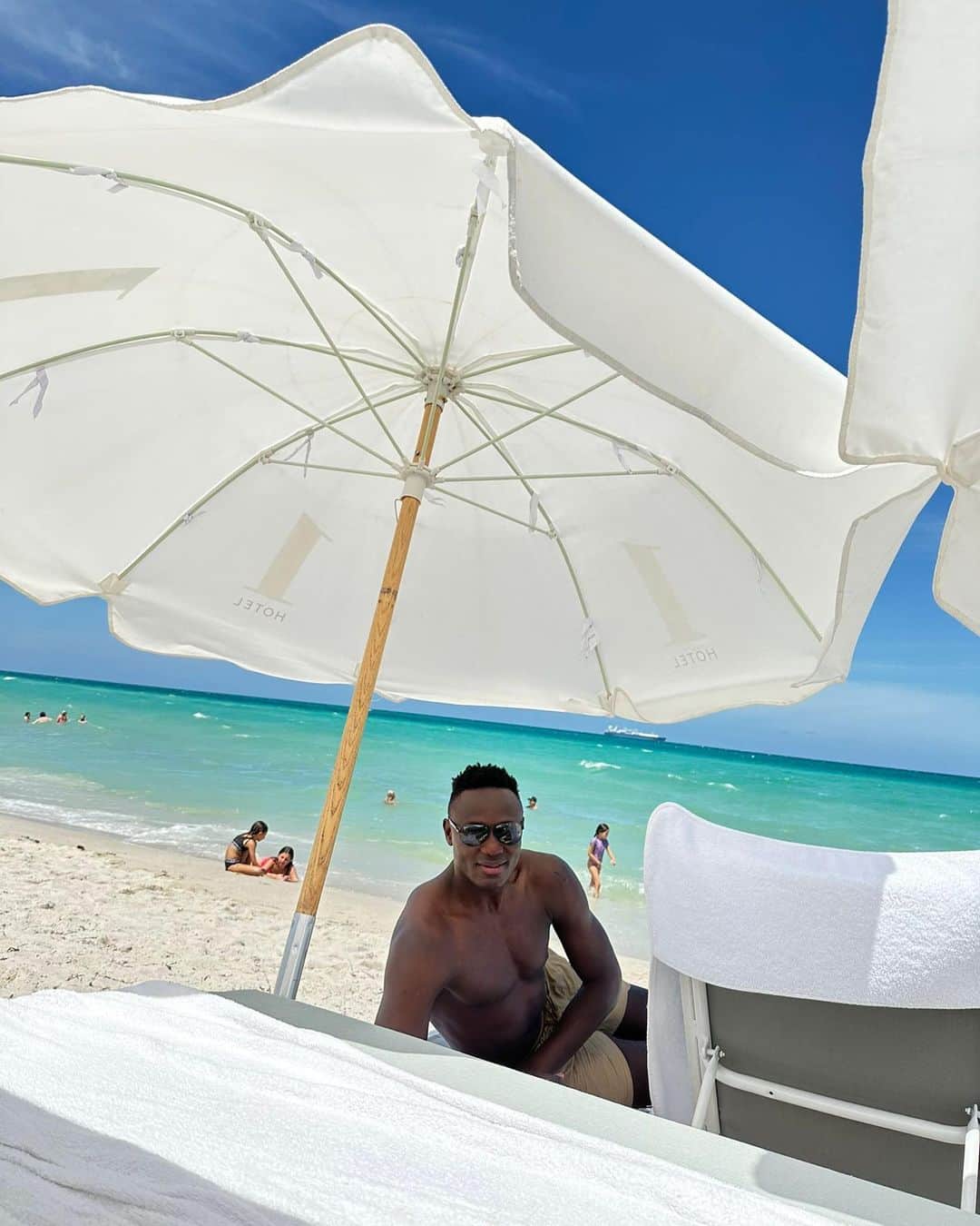 ビクター・ワニアマのインスタグラム：「Breezing 🌊☀️」