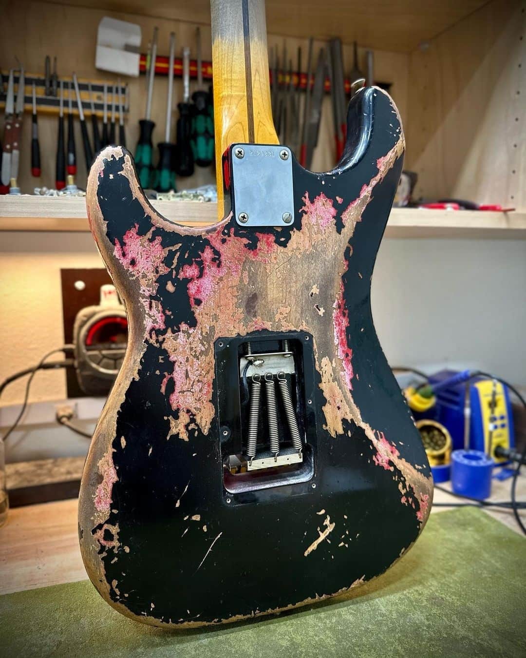 Fender Guitarさんのインスタグラム写真 - (Fender GuitarInstagram)「This '57 Strat by @austinmacnutt_fender in the @fendercustomshop is ready to take the stage. It features a retrofitted Floyd Rose, Black over Hot Rod Red paint, EVH zebra humbucker in the bridge and an El Diablo neck pickup. What’s your favorite feature on this one?」8月6日 1時01分 - fender