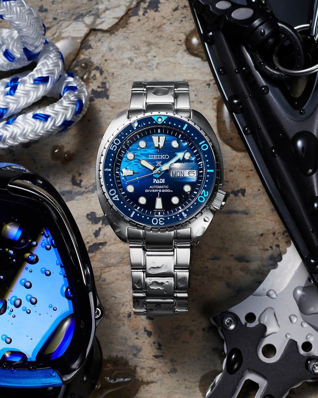 Seiko Watchesさんのインスタグラム写真 - (Seiko WatchesInstagram)「Make Waves With #SRPK01! 🌊 - This impressive wave-patterned deep blue dial is perfectly framed by a blue ceramic elapsed timing bezel with vivid blue accents that recall signature PADI colors while improving visibility underwater.   #Seiko #Prospex #PADI #KeepGoingForward」8月6日 1時00分 - seikowatchusa