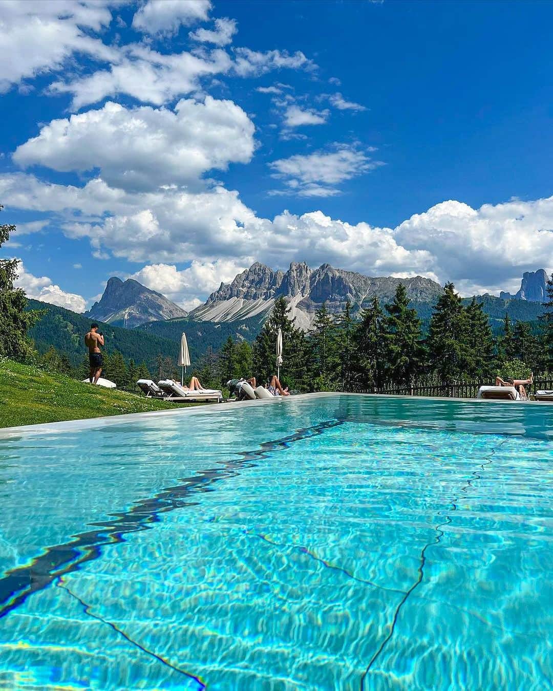 BEAUTIFUL HOTELSのインスタグラム：「Take a captivating journey with @alexandramtaylor to FORESTIS Dolomites Mountain Retreat in Italy! 🌲  At 1,800 meters above sea level, FORESTIS offers an enchanting escape, where time slows down and the soul finds solace. ✨ This unique location now invites you to immerse yourself in the sheltered sunny haven of the South Tyrolean Alps. 🏔️ Let the pure Plose spring water, fresh mountain air, and mild climate uplift your health and well-being! 🌤️  Are you ready to immerse yourself in the tranquility of this location? 🏞️  📽 @alexandramtaylor 📍 @forestis.dolomites, Italy 🎶 Fox Academy - Choking on Flowers」