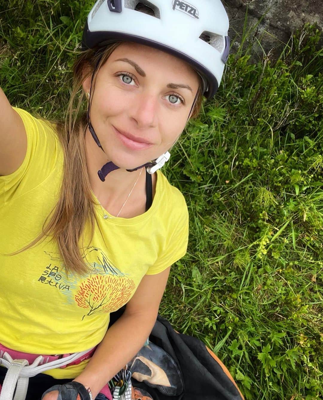 カタリーナ・ザーヴァインのインスタグラム：「Climbing outside with friends always makes my day 😊🫶  #enjoyyoursummer #summertime #outdoors #climbing #rockclimbing」