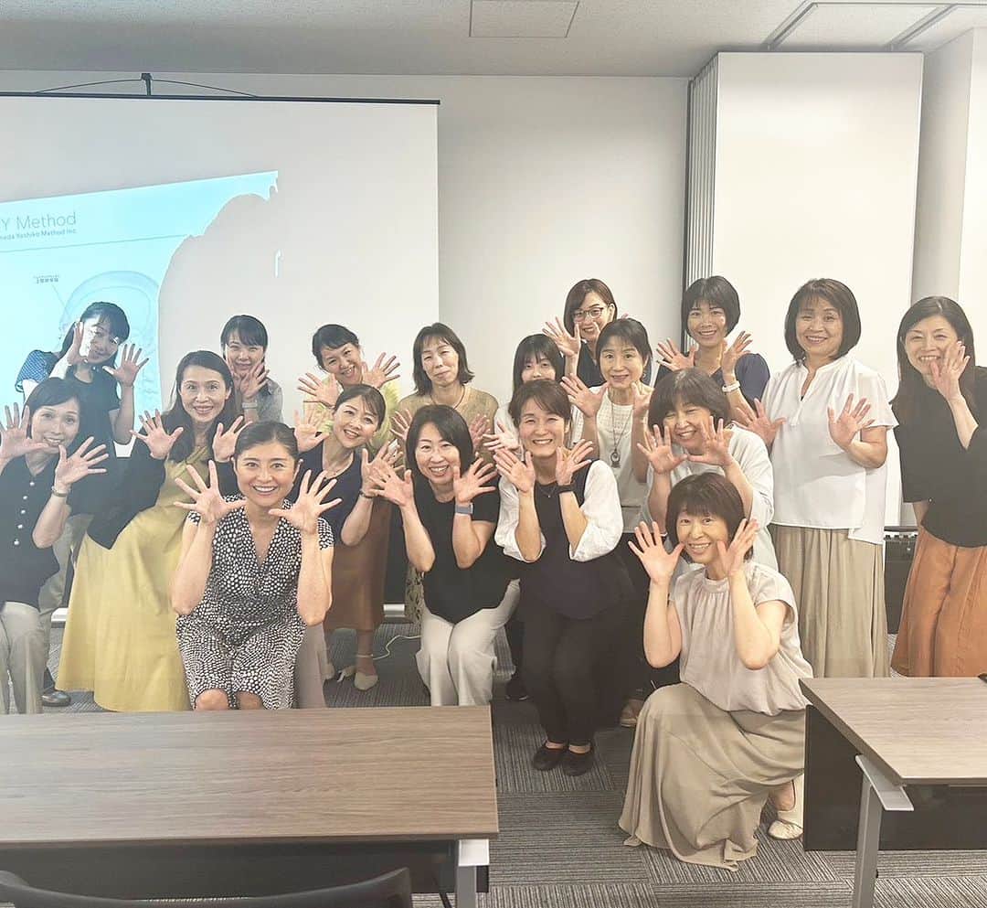 間々田佳子のインスタグラム：「山口県事業所施設保健師研究会の皆様に「コミュニケーション力アップを目指す表情筋トレーニング講座」〜表情筋を意識して動かし、理想の顔づくりを！〜をテーマに講座をさせていただきました。  元気いっぱいの皆さん 笑顔のパターンは山ほどある クシャ笑いも最高の表現方法ですよね😆 表情筋を意識しながらたくさんの表情のパターン 試してみて❣️ みなさんから元気をたくさんいただきました！素敵な機会をありがとうございました😆  #間々田佳子 #コアフェイストレーニング #表情力で新しい未来を #間々田佳子講演 #山口県」