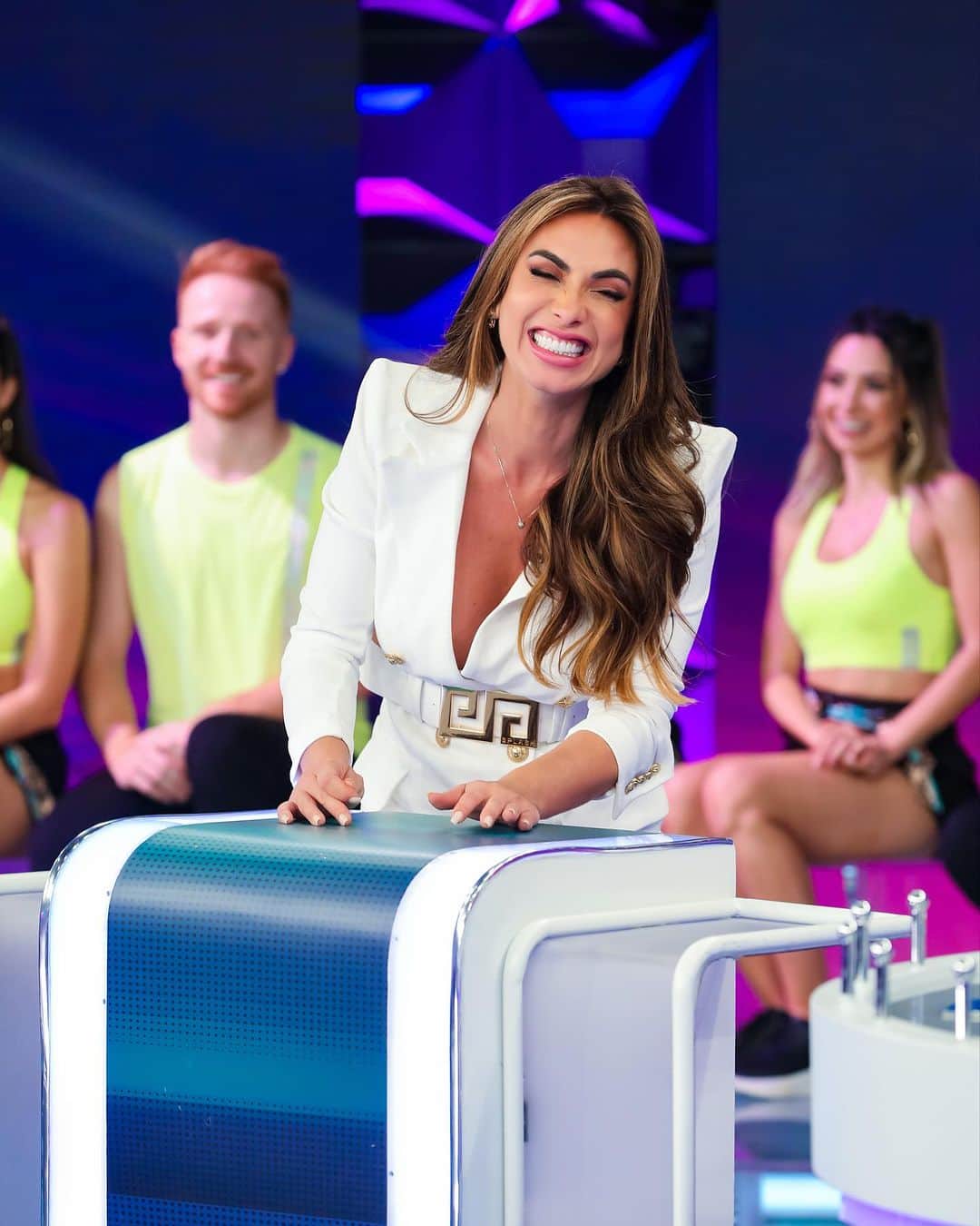 Nicole Bahlsのインスタグラム：「A única coisa que eu posso dizer é que o @pgmsilviosantos dessa semana está imperdível… Amanhã, às 20h no @sbt 👏😍  Eu, @inesbrasiltv e @patriciaabravanel aprontamos todas… Vocês estão preparados?  Stylist @paulozelenka Look @splash.boutique」