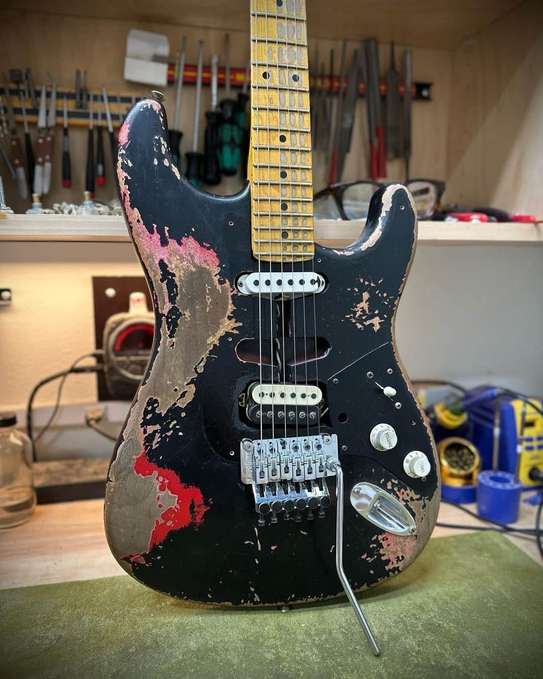 Fender Guitarのインスタグラム：「This '57 Strat by @austinmacnutt_fender in the @fendercustomshop is ready to take the stage. It features a retrofitted Floyd Rose, Black over Hot Rod Red paint, EVH zebra humbucker in the bridge and an El Diablo neck pickup. What’s your favorite feature on this one?」